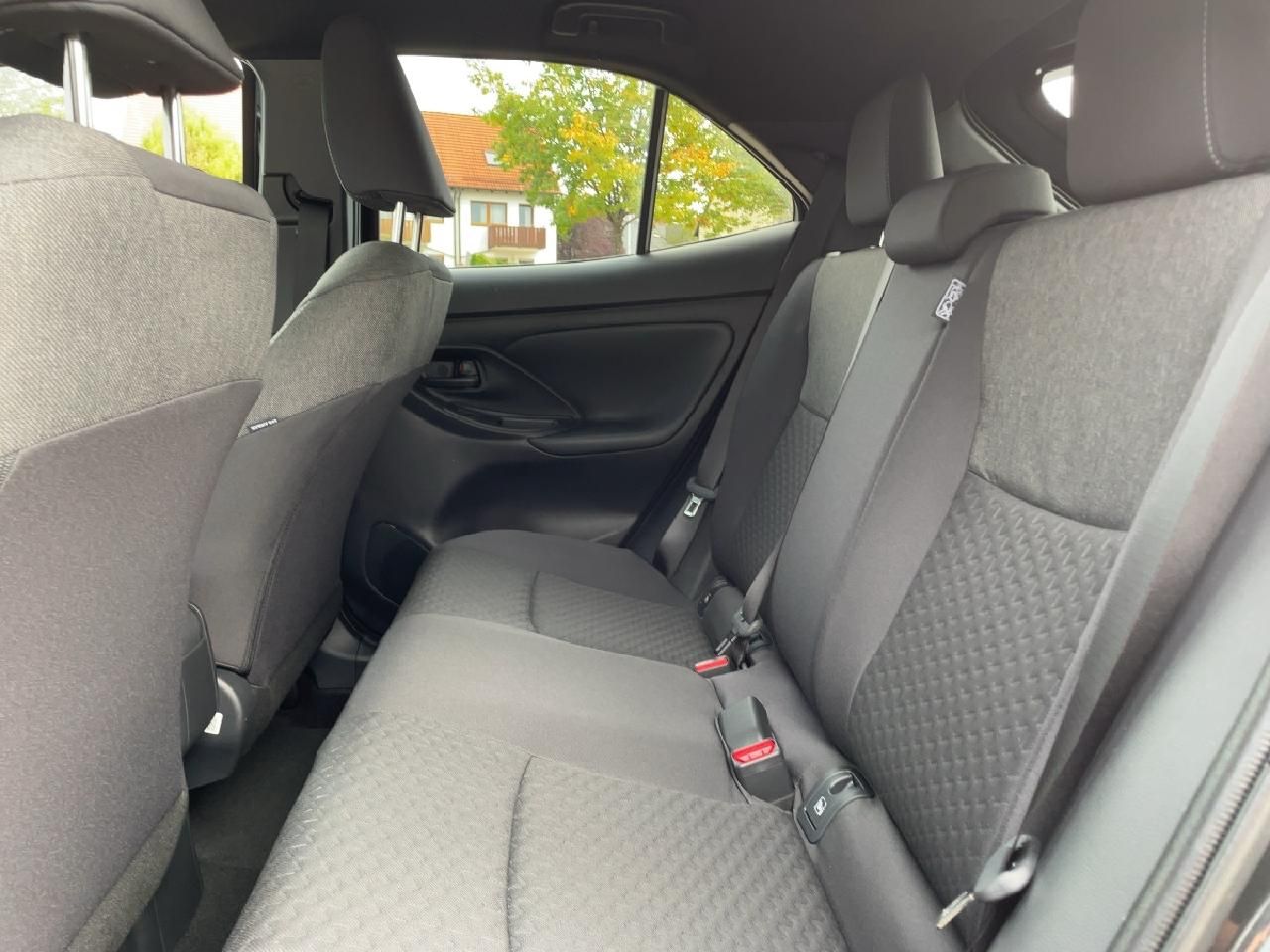 Fahrzeugabbildung Toyota Yaris Cross 130PS Hybrid SONDEREDITION Black&Whi