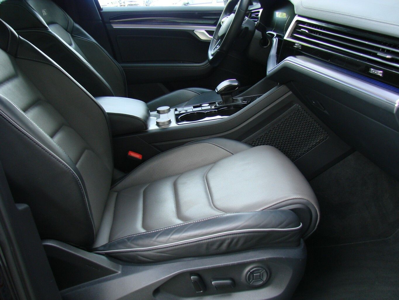 Volkswagen Touareg 3.0TDi R-Line 4M LED AHK PANO ACC Luftfe foto 18