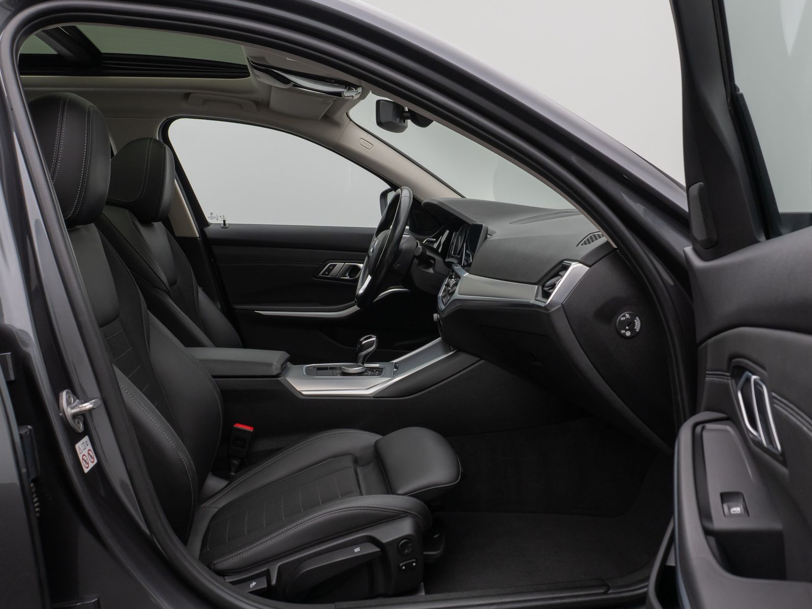 Fahrzeugabbildung BMW 330d xD Panorama DAB HiFi Stop&Go PDC AHK Sport