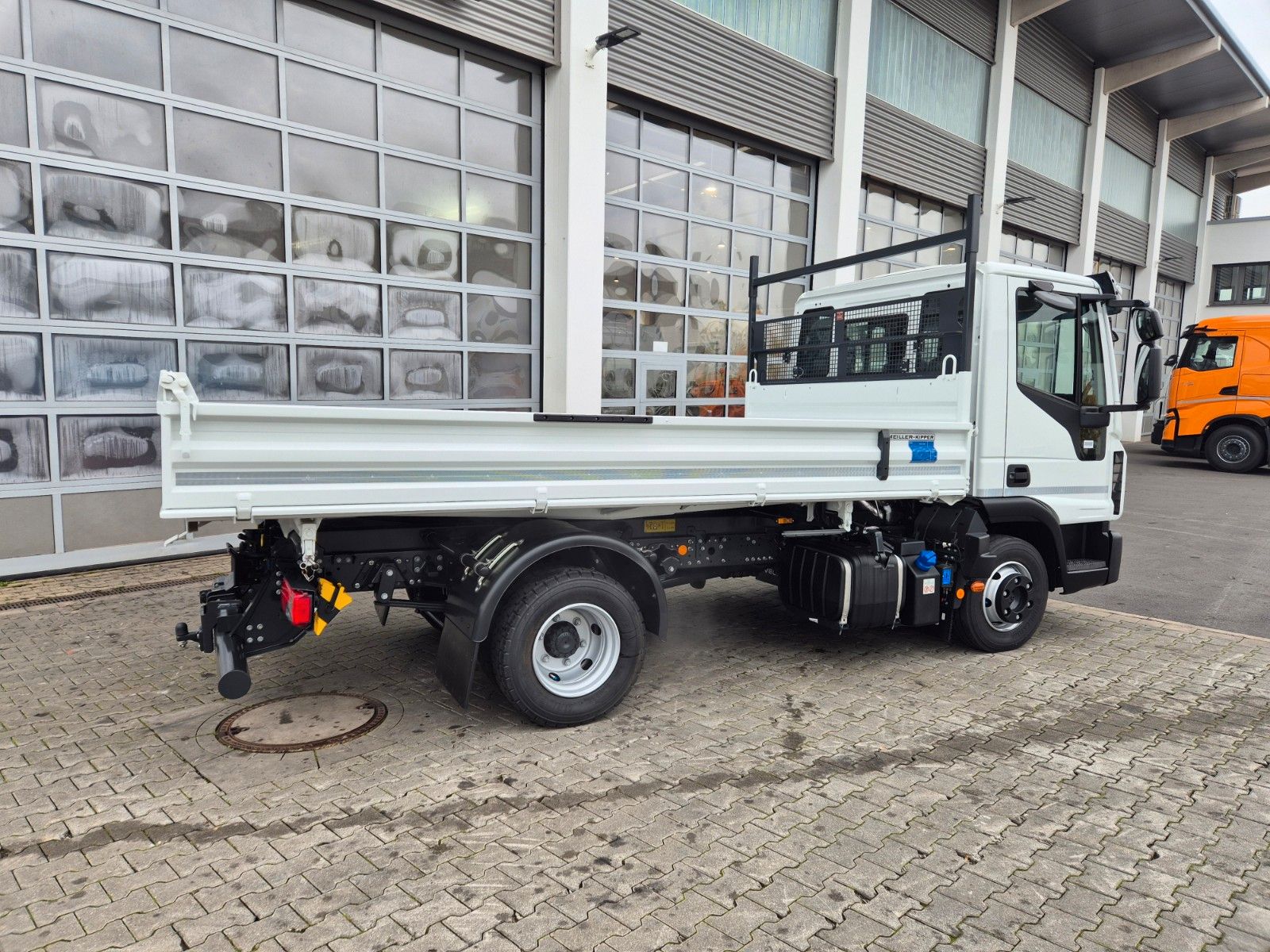 Fahrzeugabbildung Iveco Eurocargo ML80E21 Meiller Kipper 2x AHK 3 Sitze