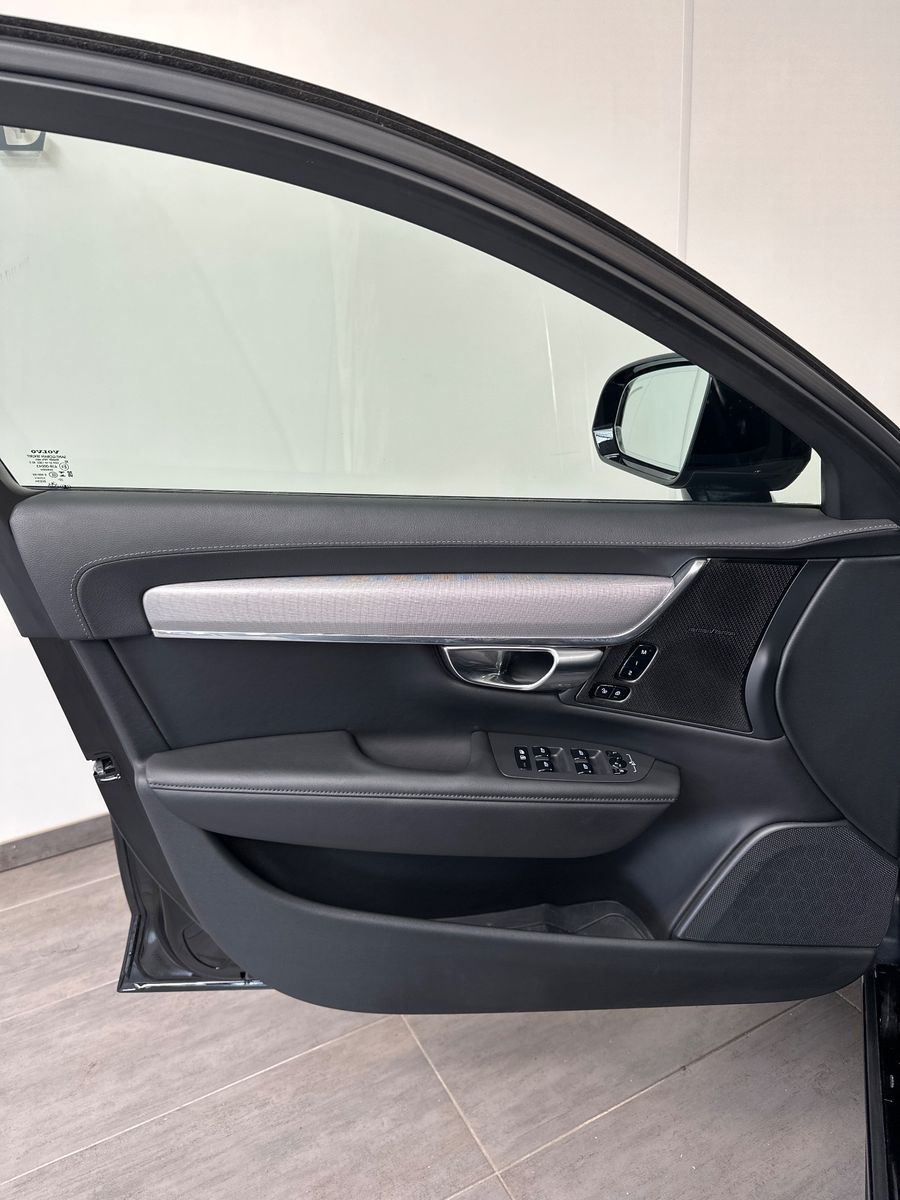 Fahrzeugabbildung Volvo V90 T8 Ultimate Dark NAV+LED+PANO+ACC+AHK+H&K+VC