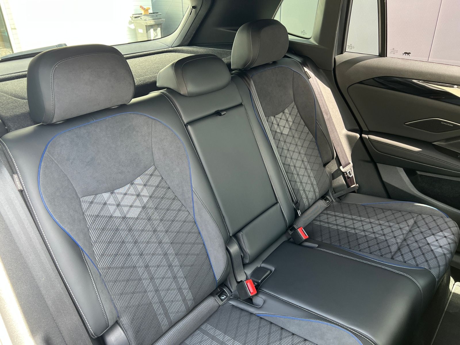 Fahrzeugabbildung Volkswagen Tiguan R-Line 2.0 TDI DSG 4Motion *IQ.Light,AHK,