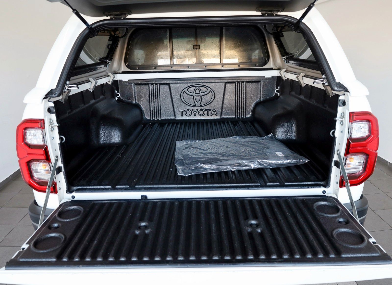 Fahrzeugabbildung Toyota Hilux 2.8 D-4D 4x4 Invincible,HardTop,Garantie
