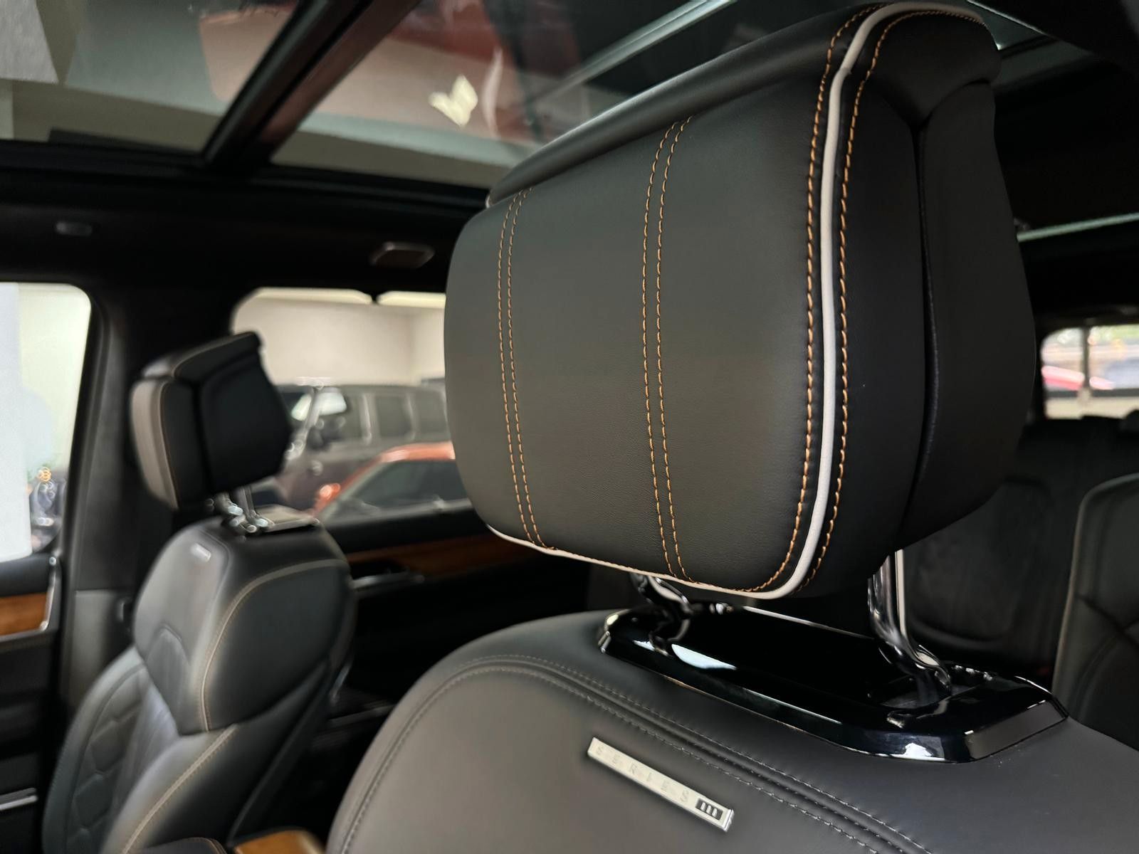 Fahrzeugabbildung Jeep GRAND WAGONEER SER. III BLACK LINE-24"6.4L V-8 .