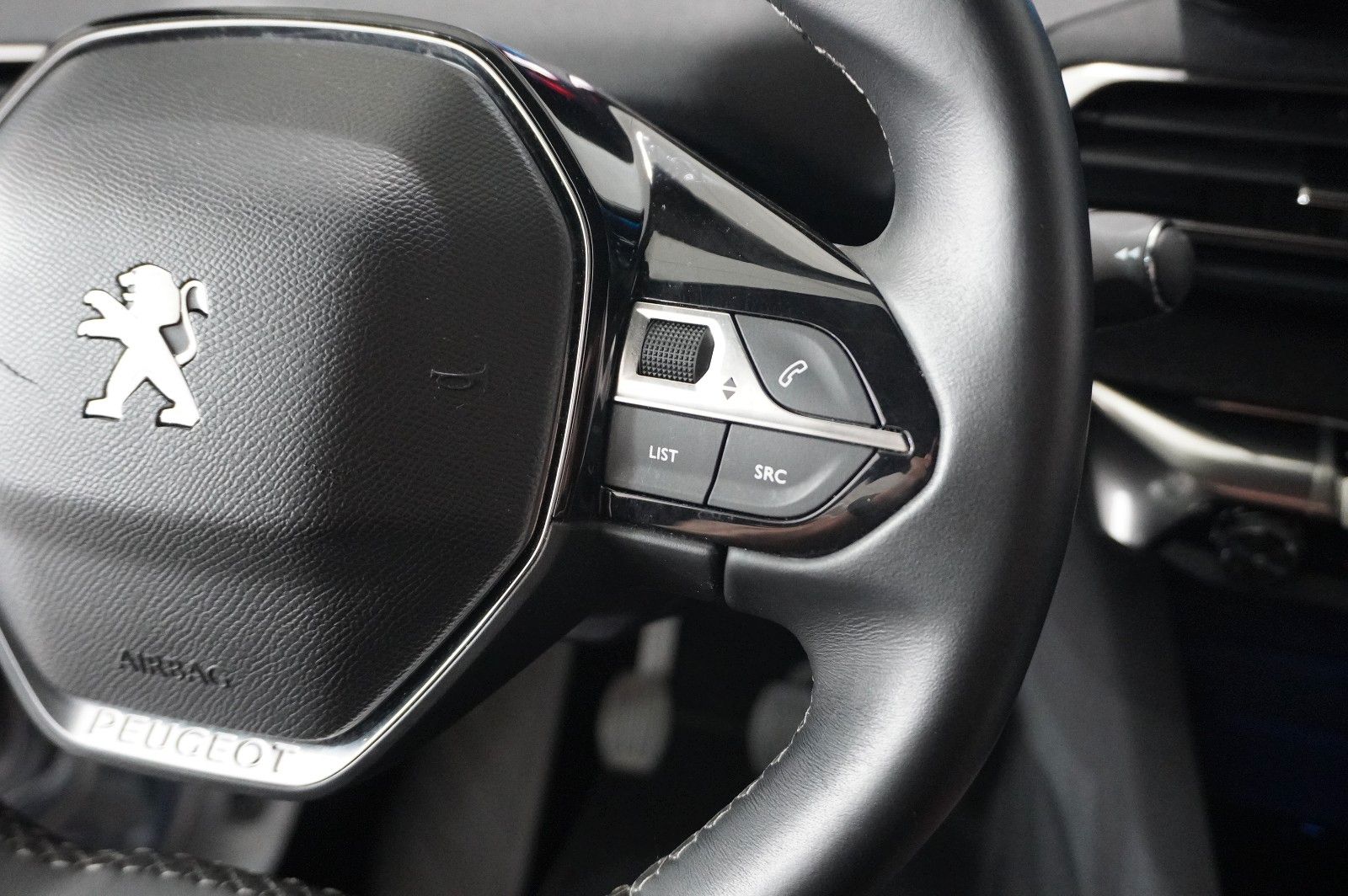 Fahrzeugabbildung Peugeot 3008 1.2T ALLURE PACK NAVI/LED/KAMERA/SPORT/DAB+