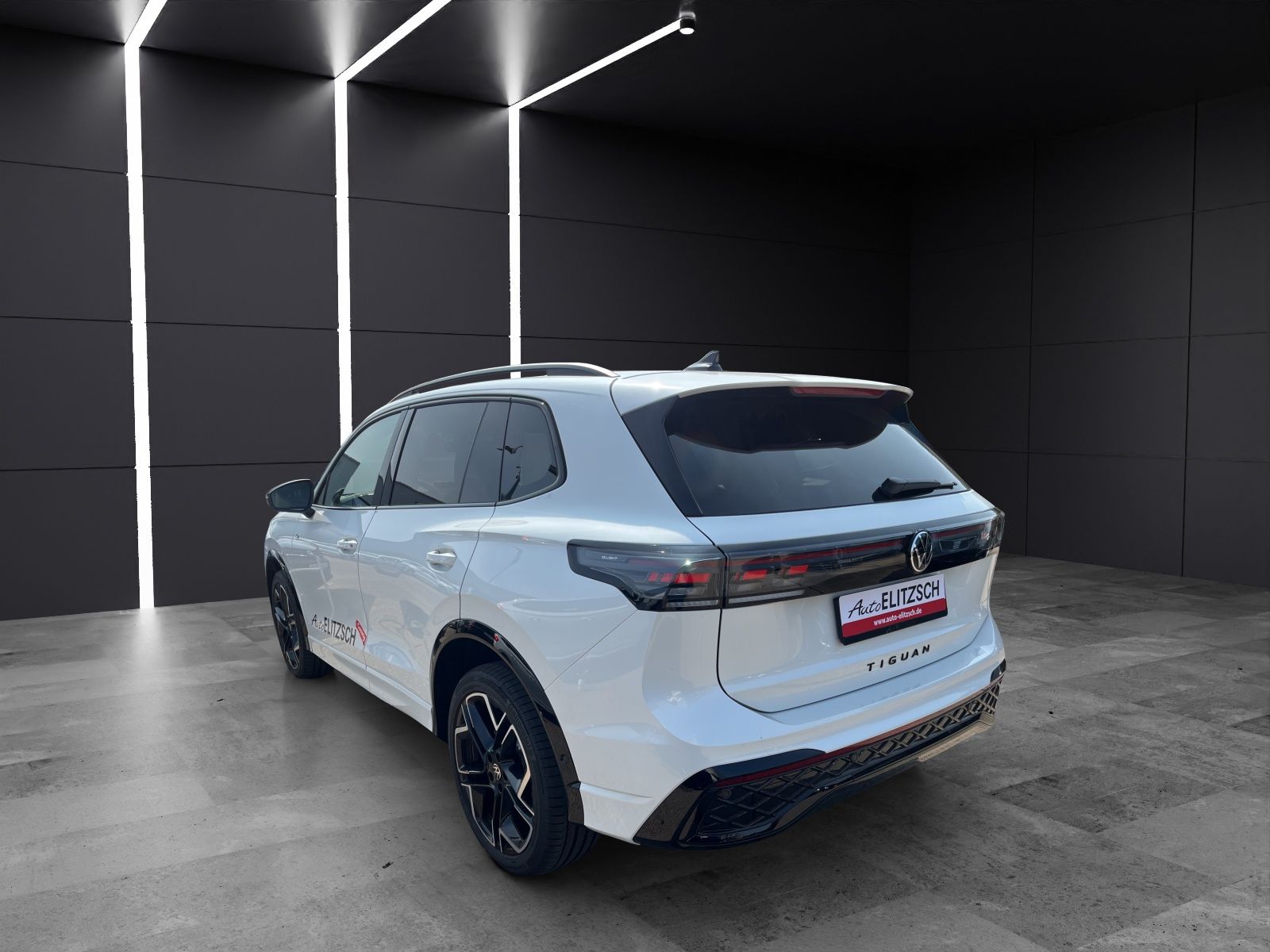 Fahrzeugabbildung Volkswagen Tiguan TDI R-Line 4M DSG MATRIX AHK PANO 20" NAV