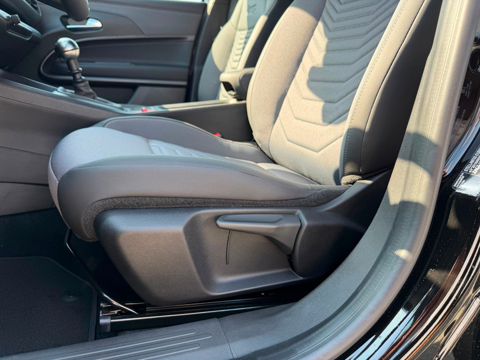 Fahrzeugabbildung Jeep Altitude MJ27 Facelift Winter Business Infotainm