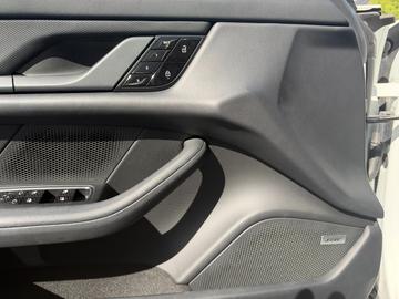 صورة 9 لـ 2020 Porsche TAYCAN