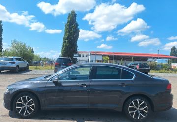 Volkswagen Passat - 1