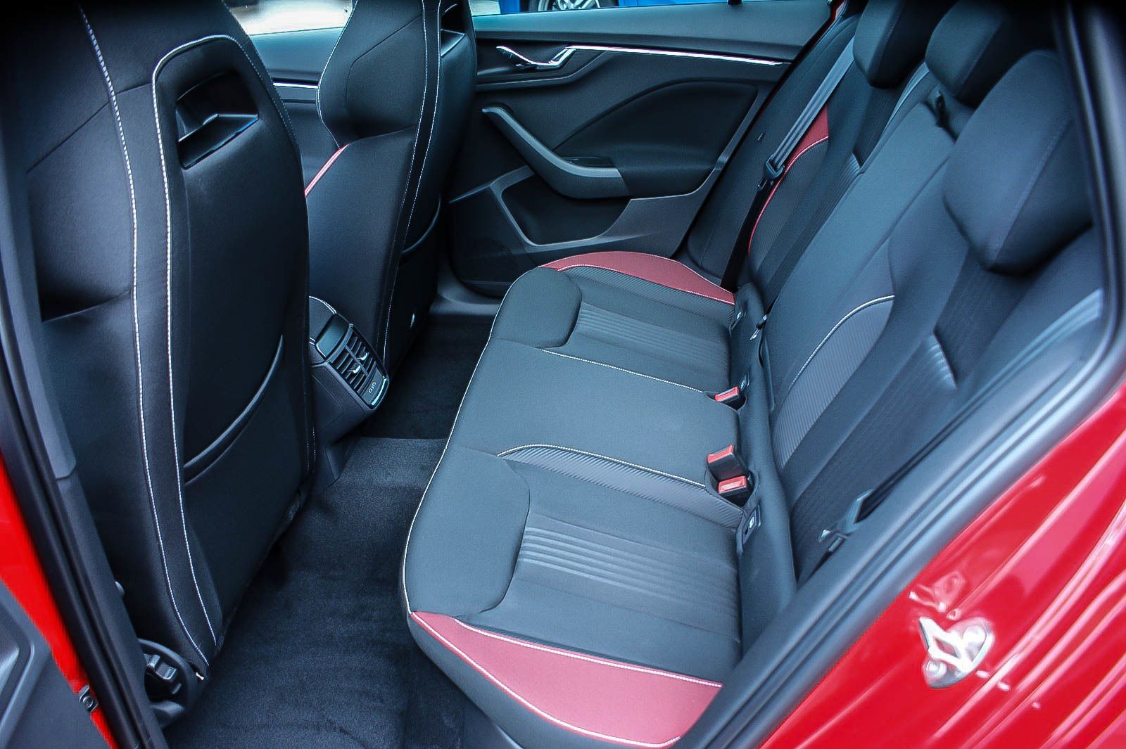 Fahrzeugabbildung SKODA Kamiq 1.5 TSI Monte Carlo PANORAMA KAMERA ACC 18