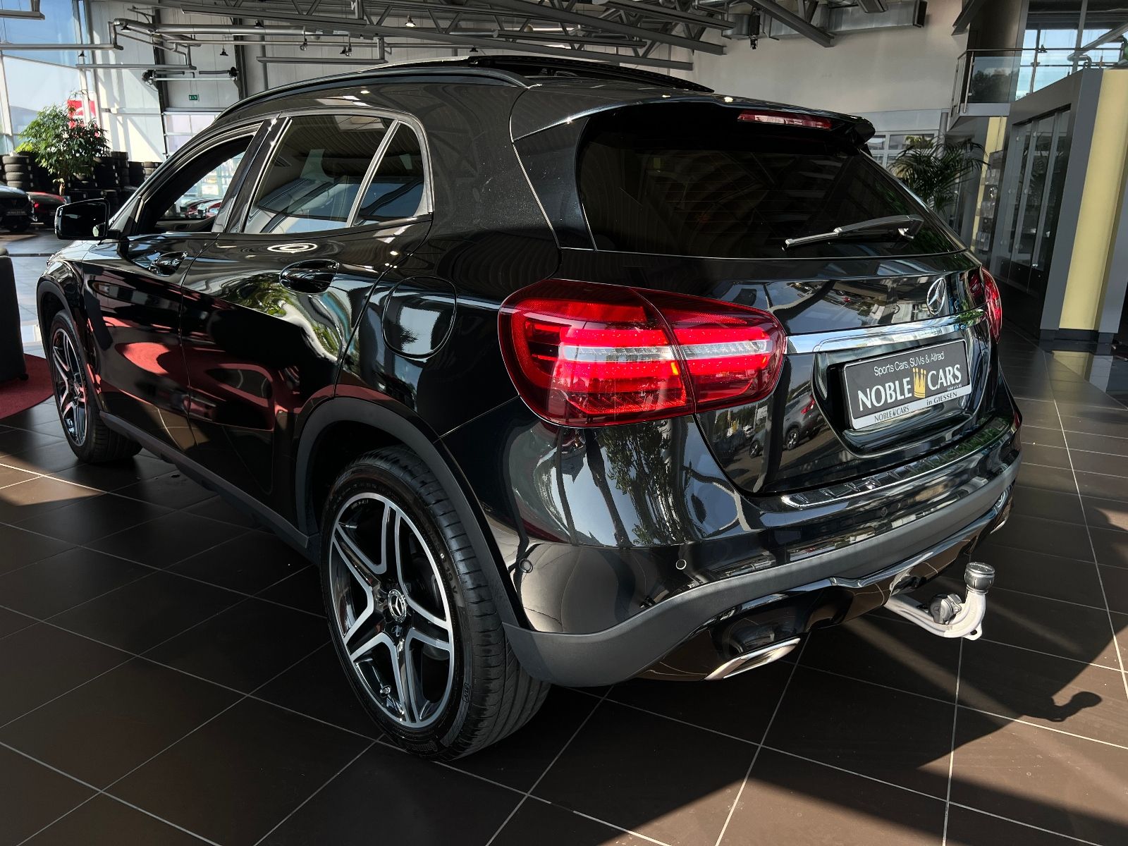 Fahrzeugabbildung Mercedes-Benz GLA 200 Night AHK PANO LED 19" AMG