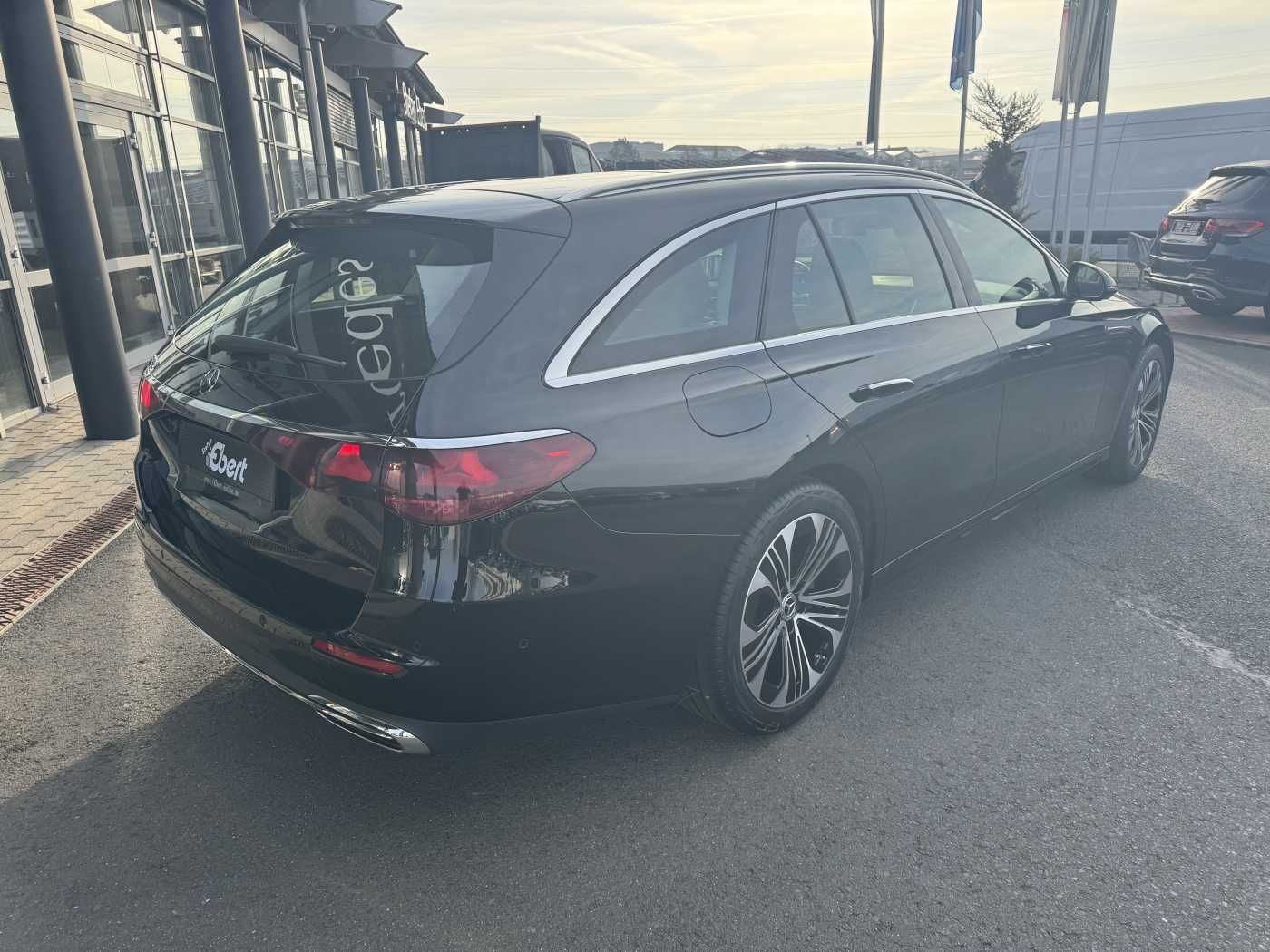 Fahrzeugabbildung Mercedes-Benz E 200 T AVANTGARDE+DistrPlus+Pano+ AHK+Ambiente