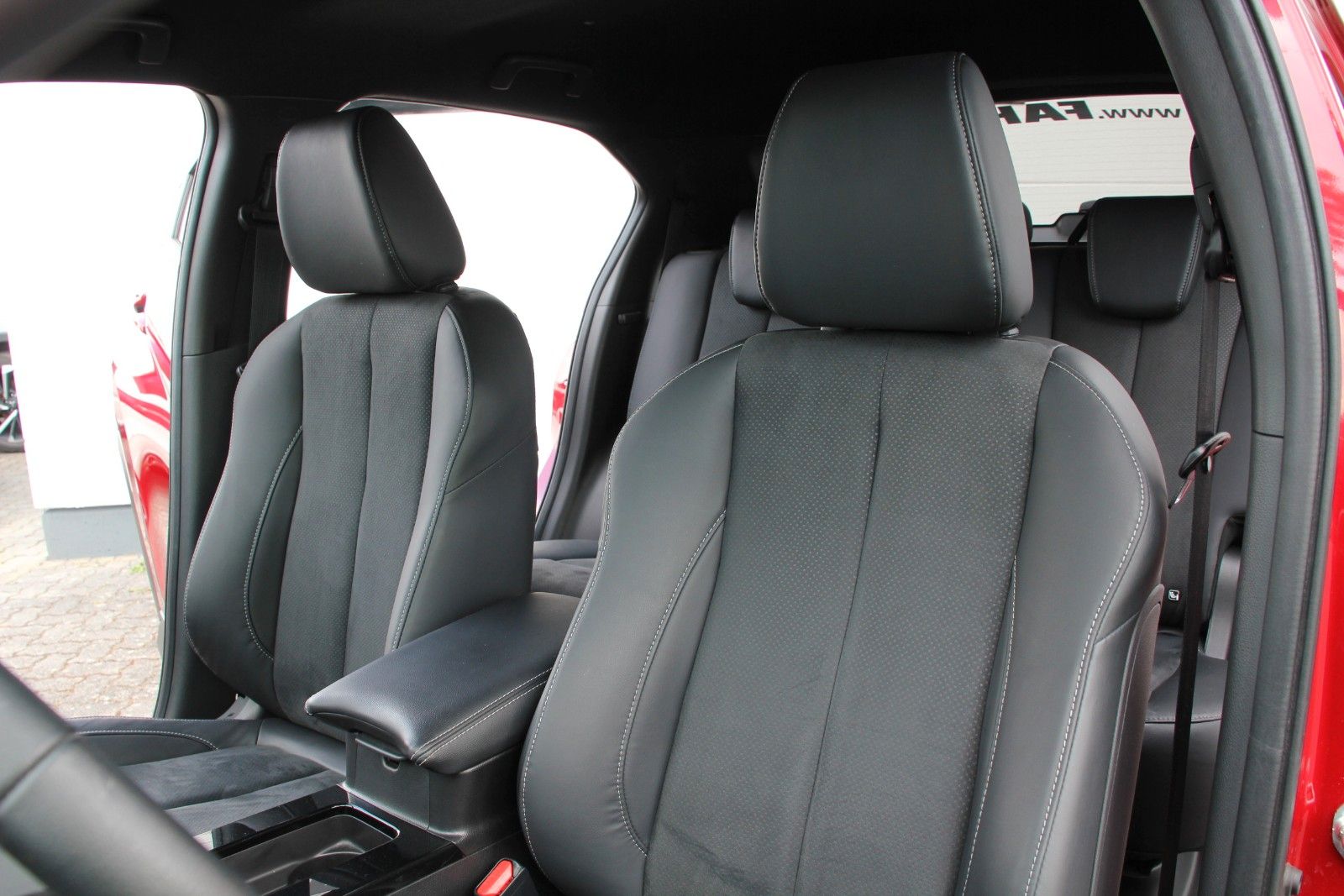 Fahrzeugabbildung Mitsubishi Eclipse Cross Plus Hybrid 4WD