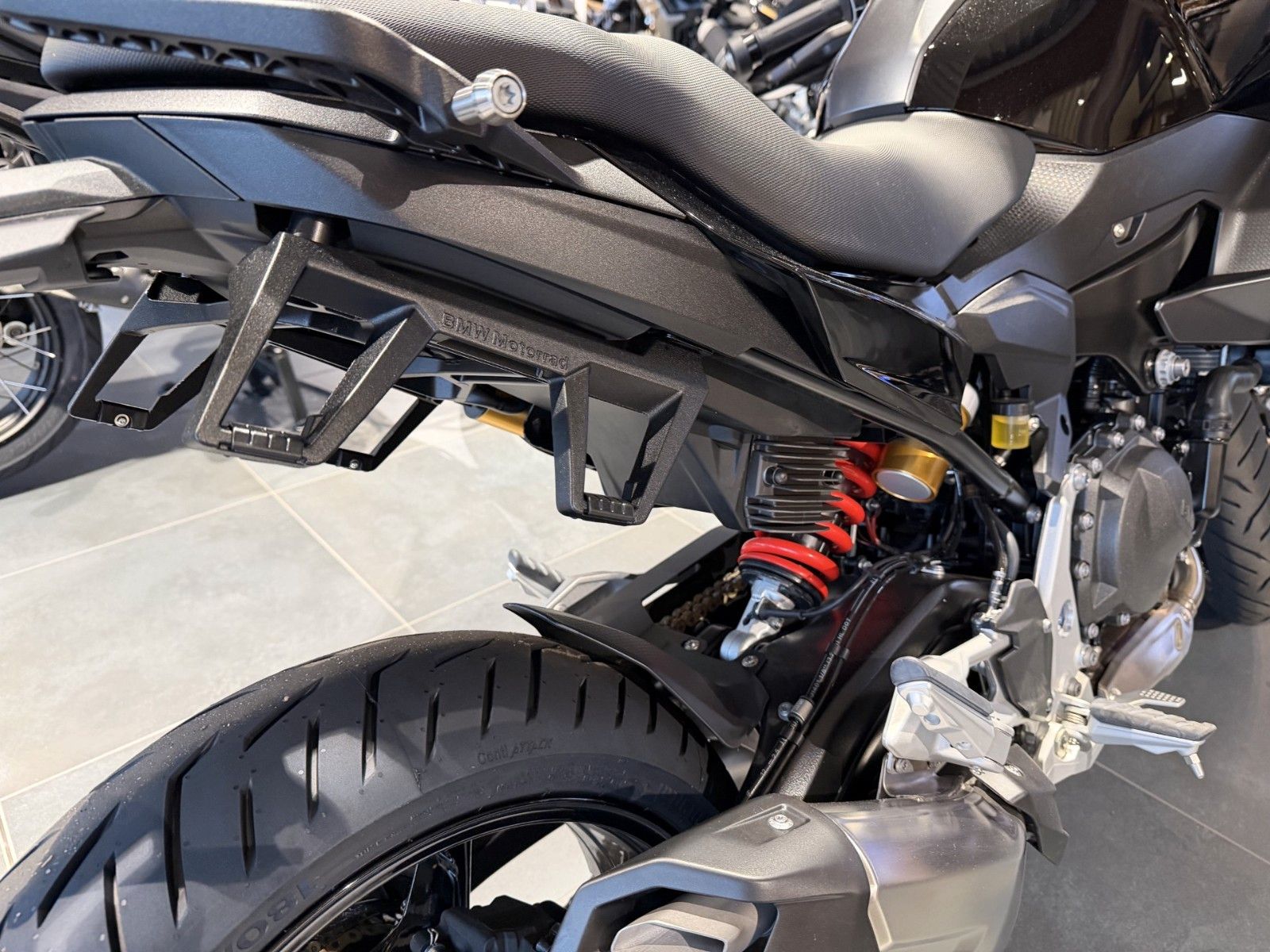Fahrzeugabbildung BMW F 900 XR Triple Black 2 Pakete+ M-Kette/ Extras