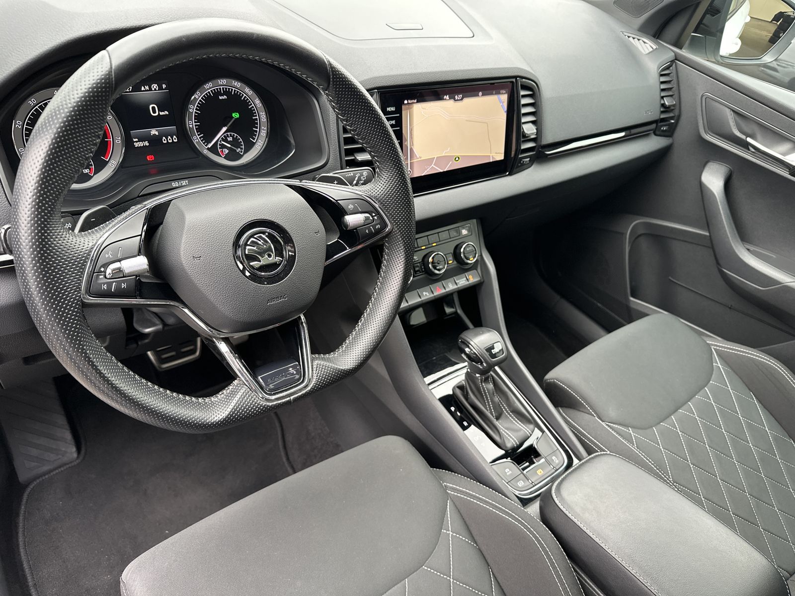 Fahrzeugabbildung SKODA Karoq 1.5 TSI DSG Sportline NAV+MATRIX+AHK+PANO
