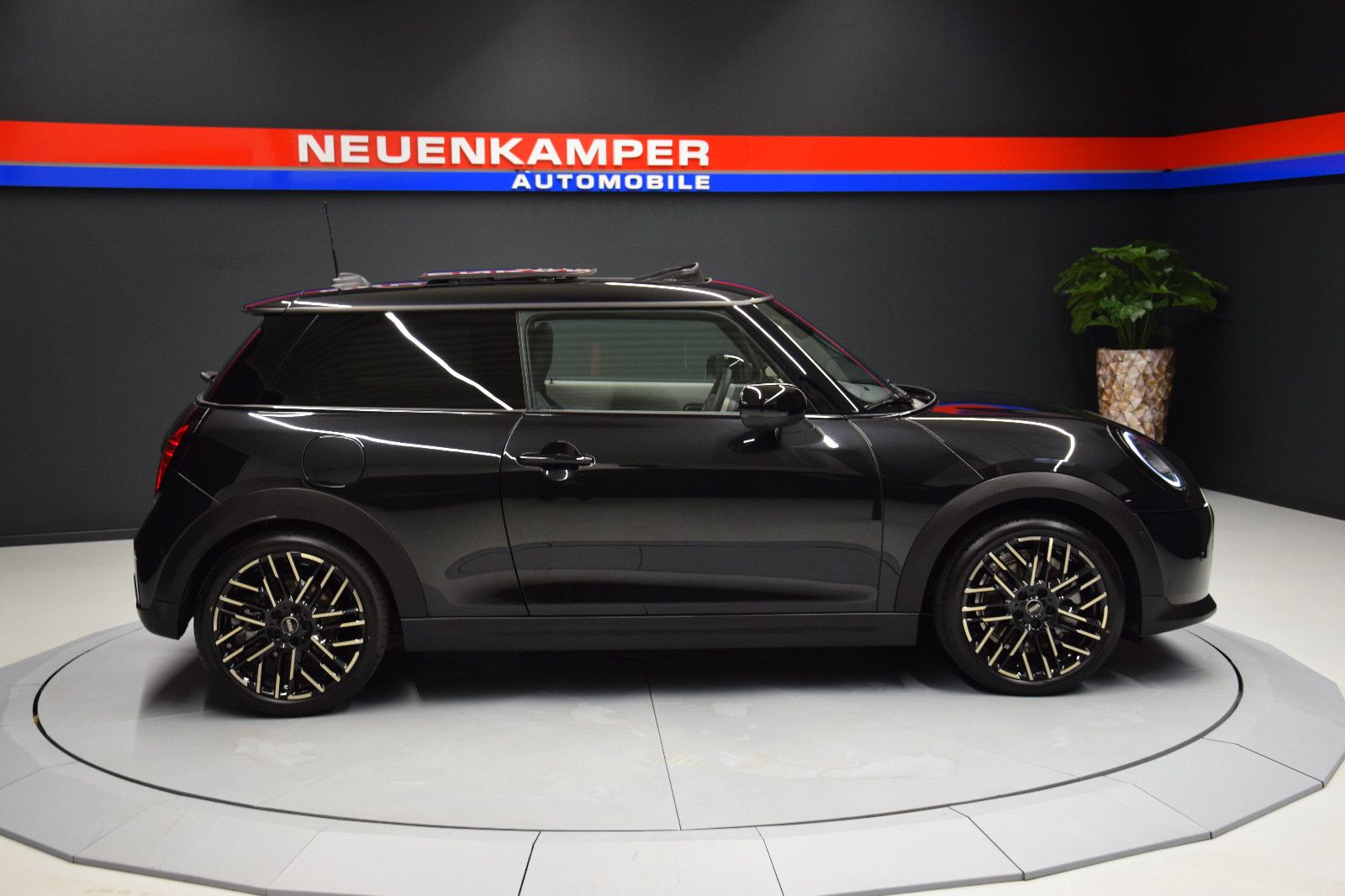 Fahrzeugabbildung MINI Cooper C Favoured Trim Paket-L Pano h/k HuD