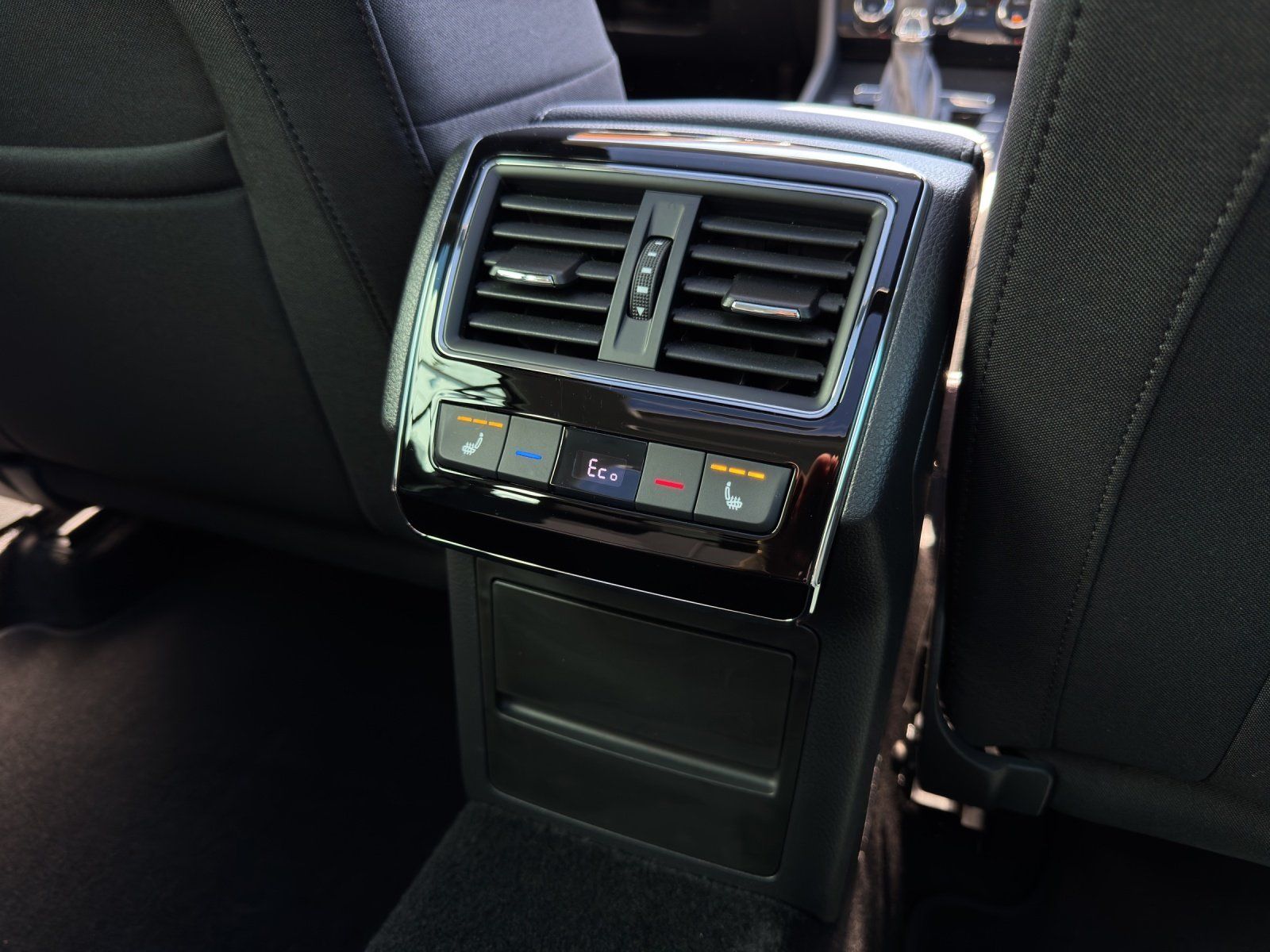 Fahrzeugabbildung SKODA Superb Combi 1.4 TSI iV DSG/AHK/PANO/STHZG/360°/