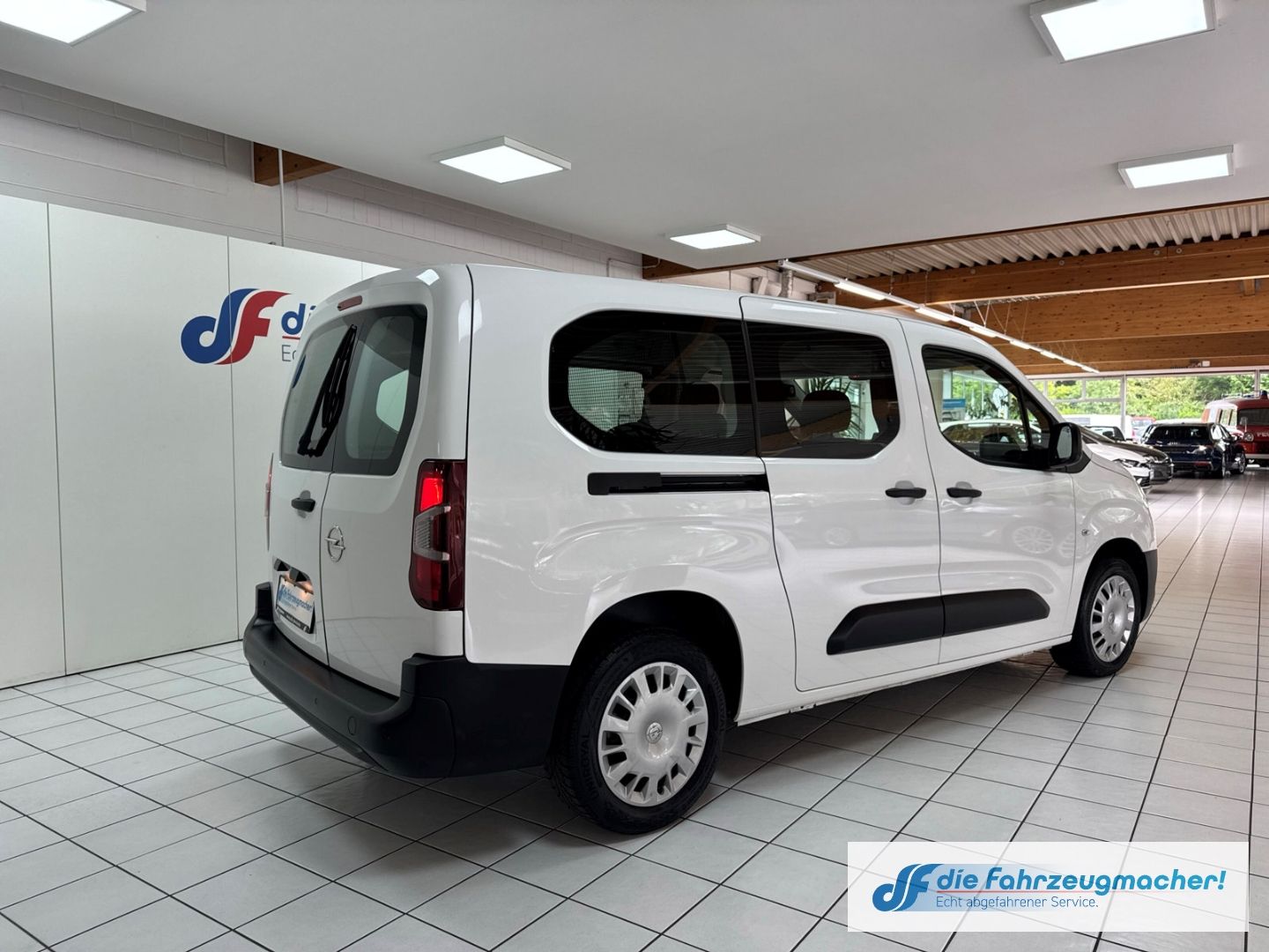 Fahrzeugabbildung Opel Combo Life E Basis 1.5 D L2 Apple CarPlay Androi