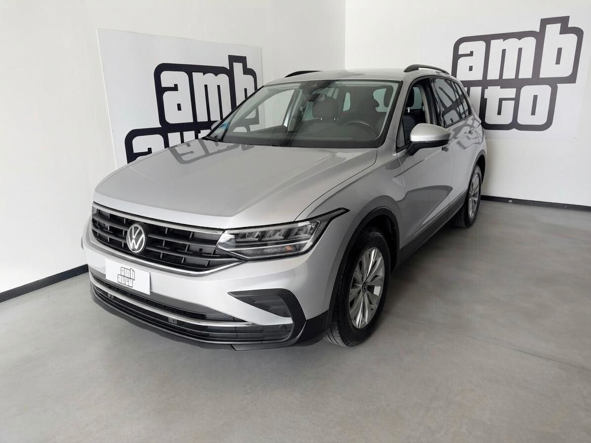 Volkswagen Tiguan - 1