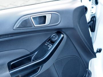 Bild 11 Ford Fiesta 1,0 Automatik Sitz-/Frontscheibenheizung