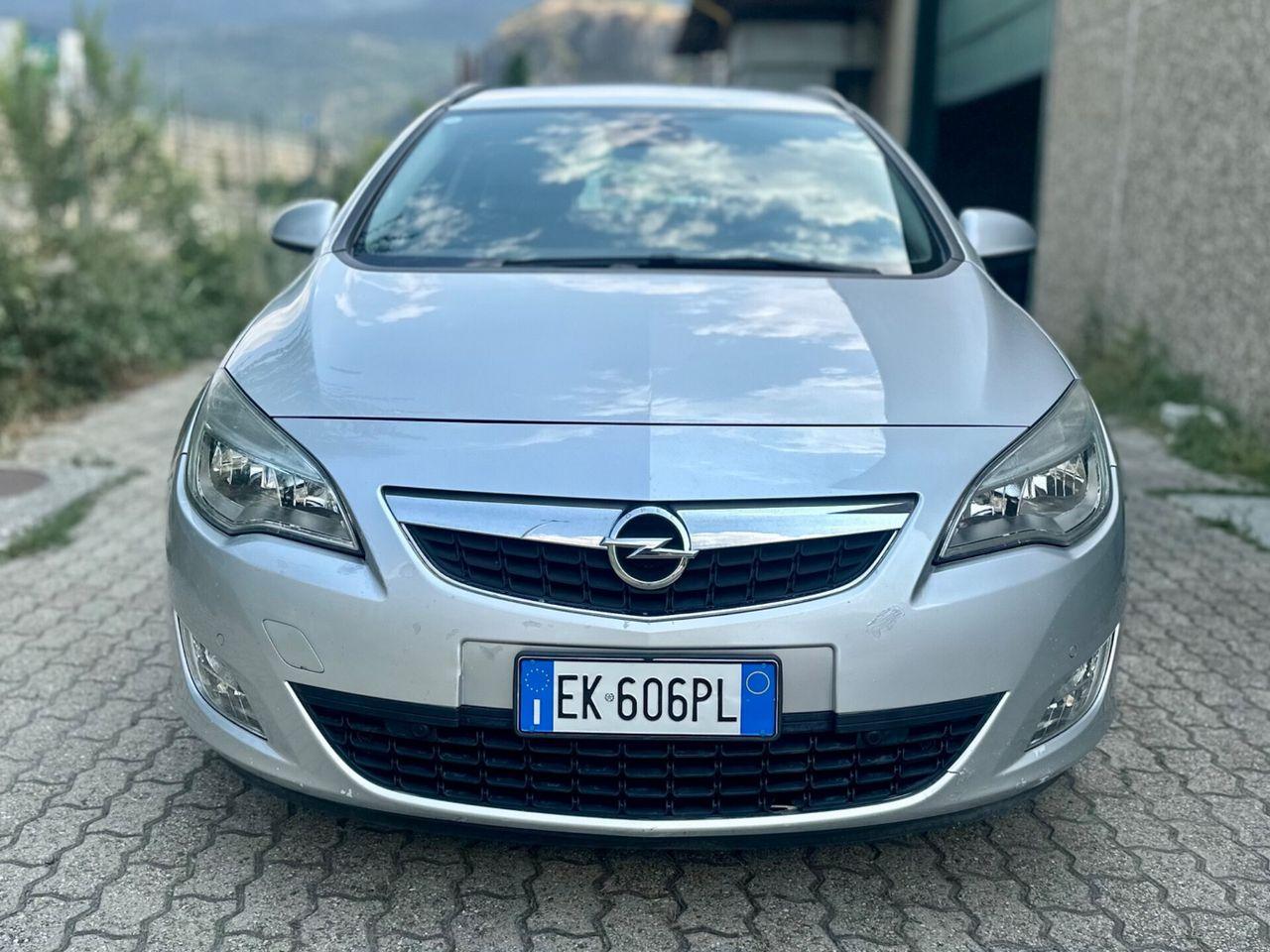 Opel Astra 2011 — rear view