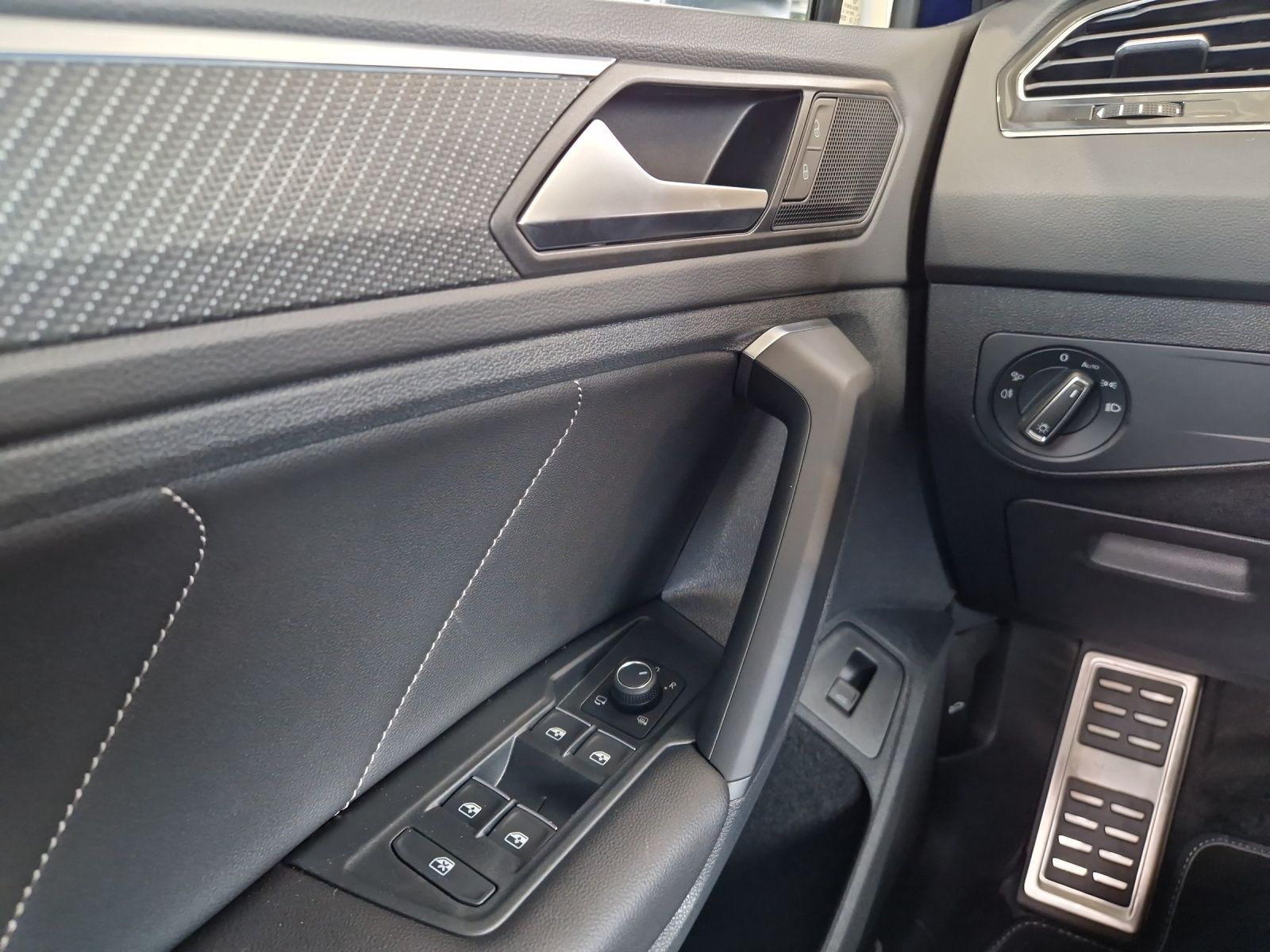 Fahrzeugabbildung Volkswagen Tiguan R-Line 4M MATRIX ACC 20" NAVI