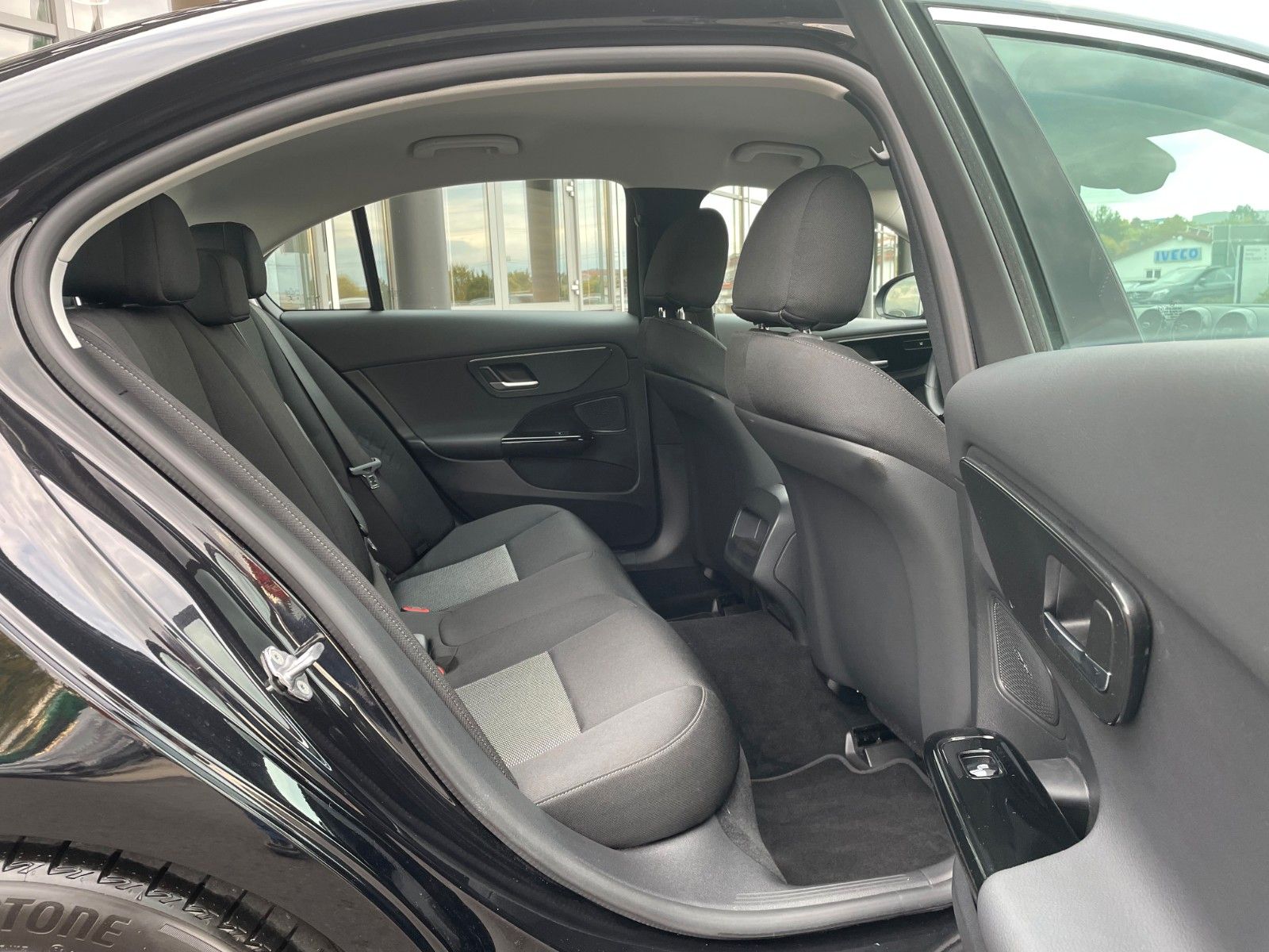 Fahrzeugabbildung Mercedes-Benz C 200d AVANTGARDE LED+AHK+RKamera+MBUX+