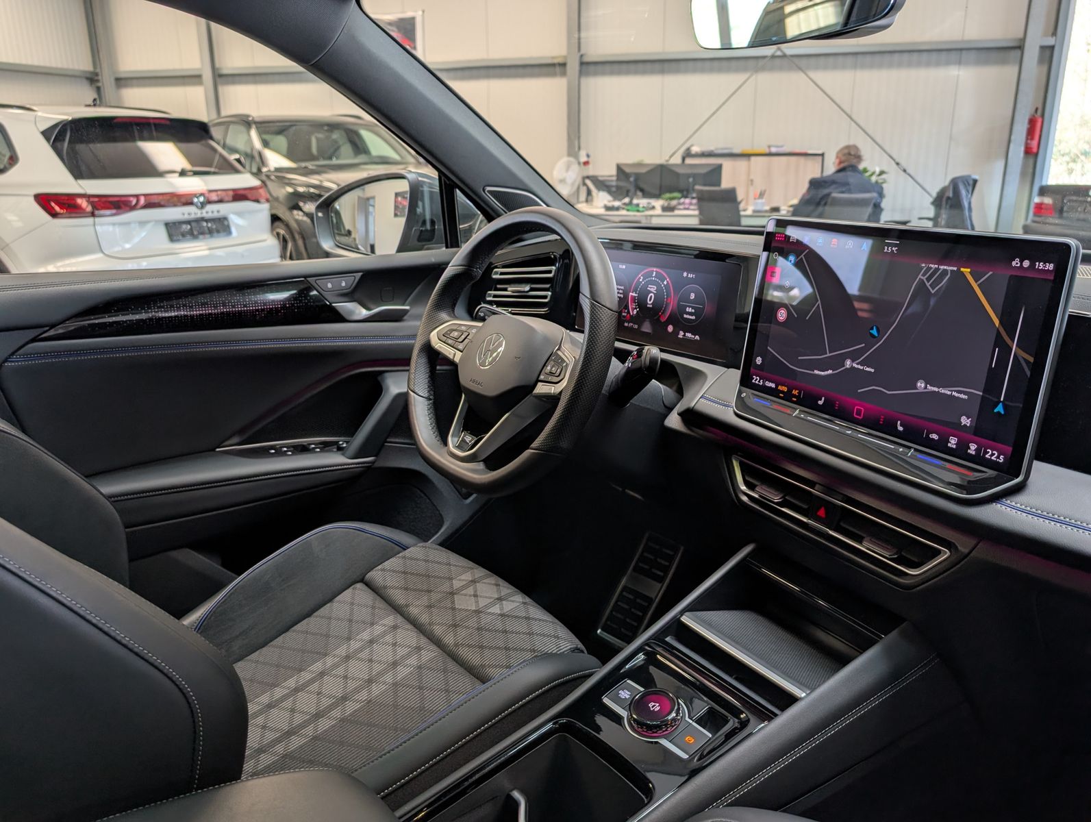 Fahrzeugabbildung Volkswagen Tiguan 2.0TDI R-Line 4M Pano H/K AHK Matrix 20"