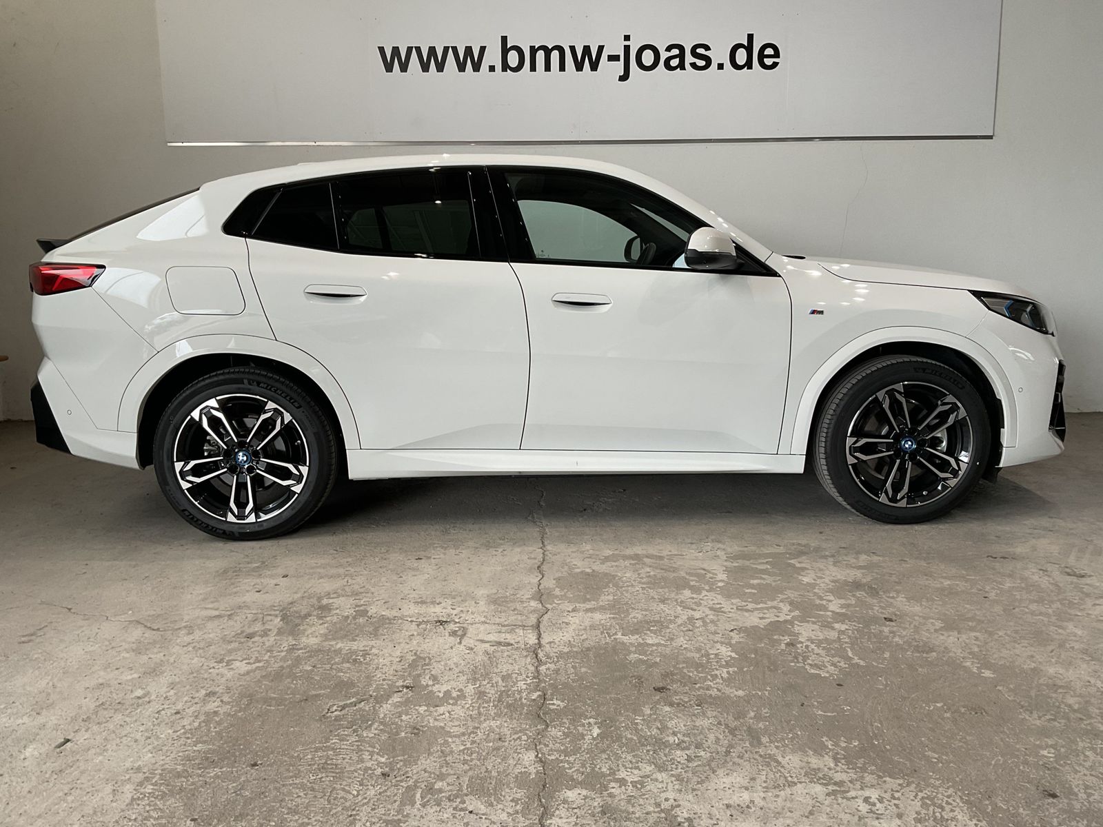 Fahrzeugabbildung BMW iX2 xDrive30 |M Sportpaket |Aktivsitz |19 M LMR