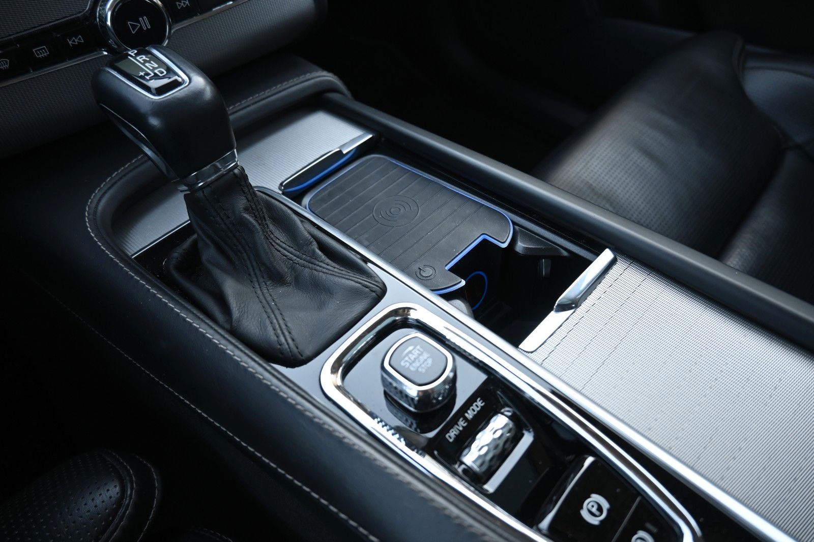 Fahrzeugabbildung Volvo XC90 D5 AWD Autom. Inscription*LUFT*360°*AHK*7-S