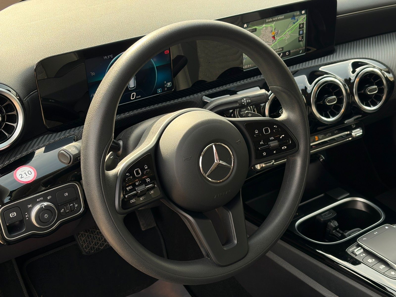 Fahrzeugabbildung Mercedes-Benz CLA 180 Shooting Brake TEMP CarPlay PDC SHZ
