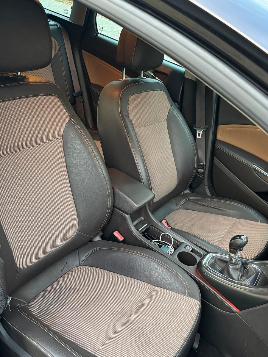 Opel Astra 2011 — photo 7