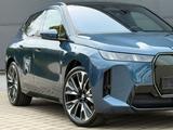 BMW iX 60 xDrive M Sport*Pano*Integral*2-Achs*AHK° - blaue BMW iX