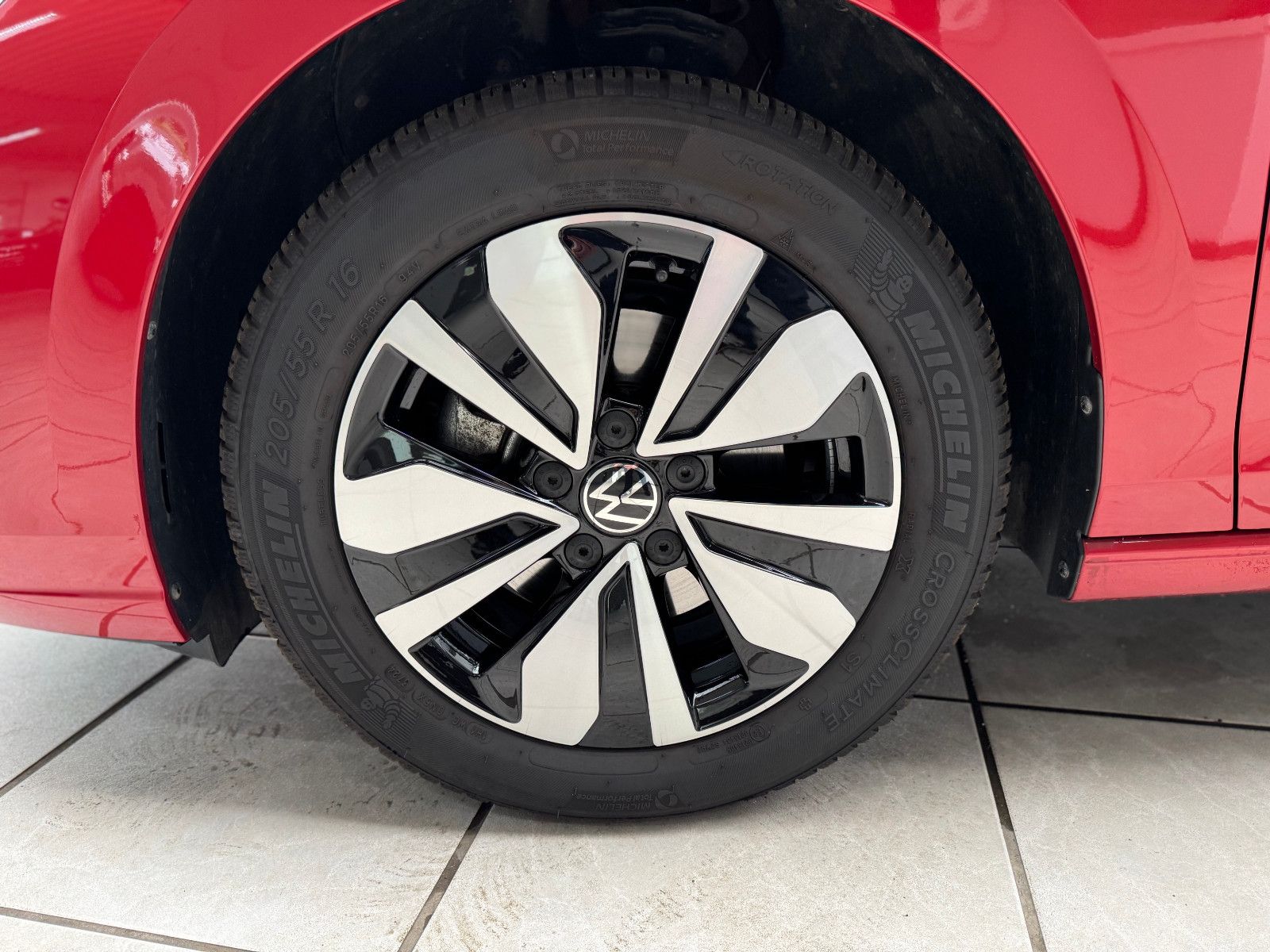 Fahrzeugabbildung Volkswagen Golf VIII Lim. 1.5 TSI +LED+SHZ+NAVI+CARPLAY+GJR