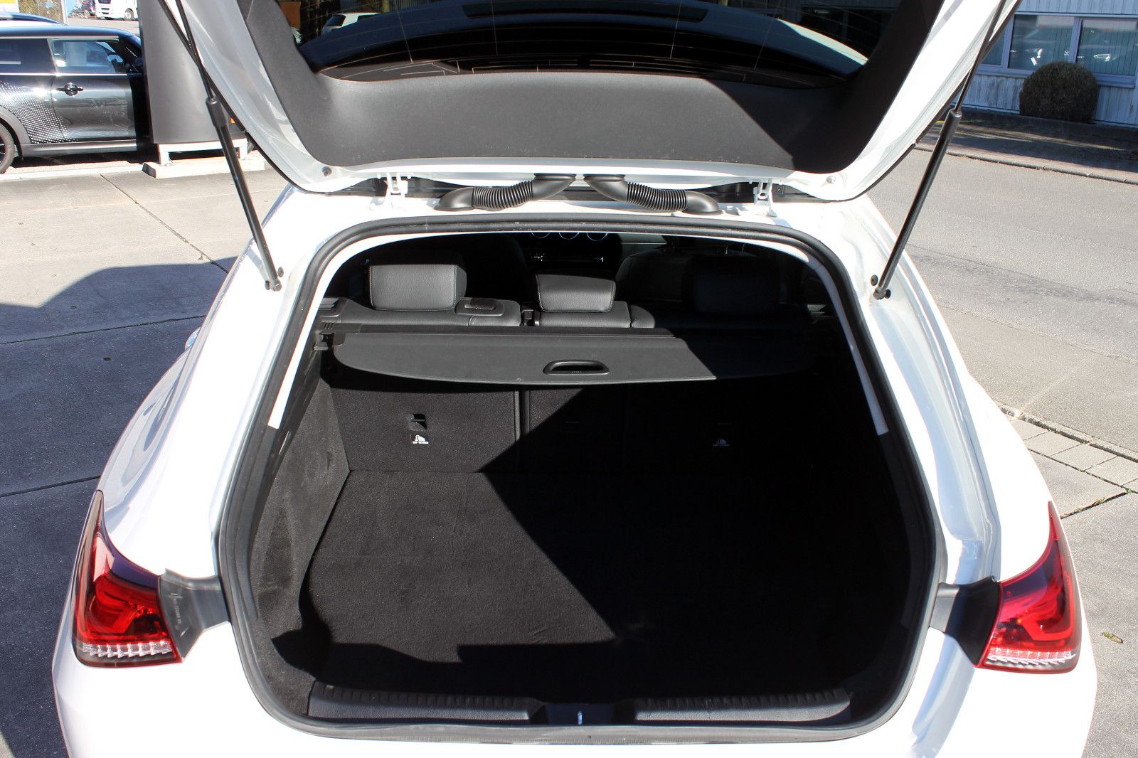 Fahrzeugabbildung Mercedes-Benz CLA 250e Shooting Brake  NAV LED PDC TEMP KAM BT