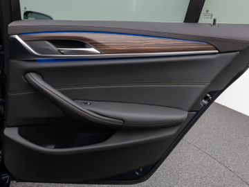 Fahrzeugabbildung BMW 520d xD Luxury Line Kamera HUD DAB HiFi DisplKey