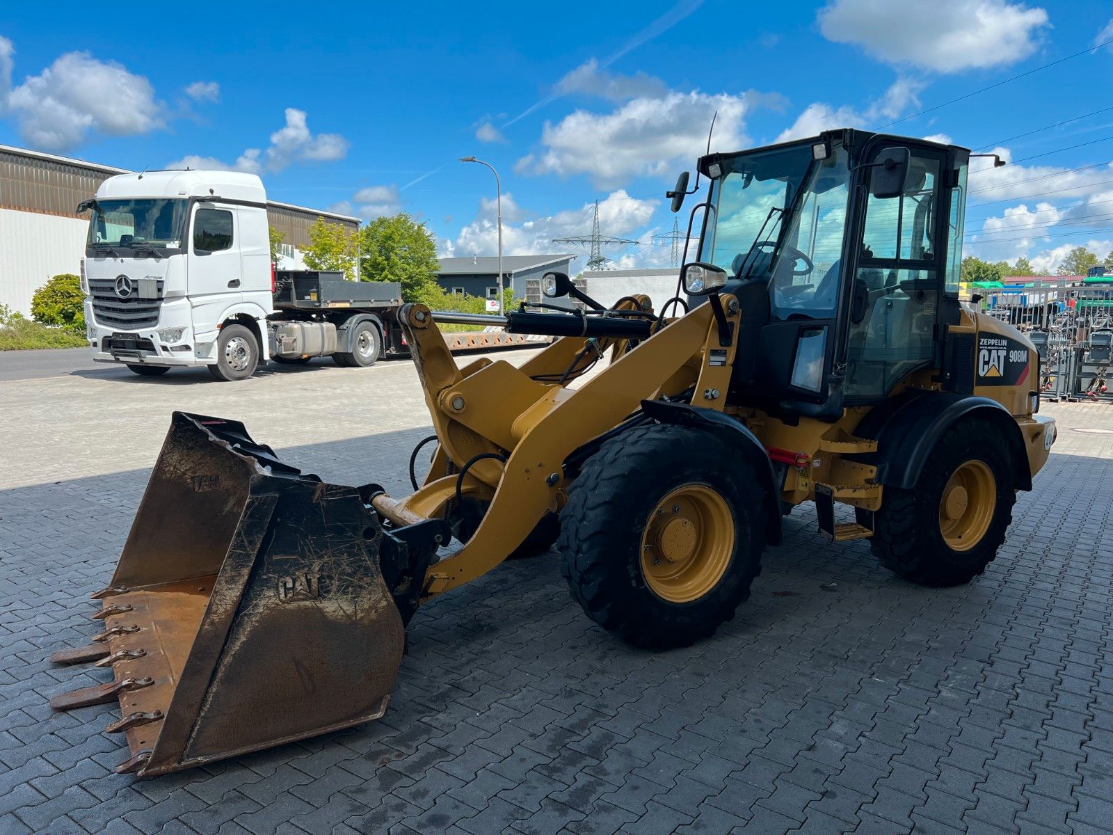 Fahrzeugabbildung CAT 908M / 2.644h / Gabel / Schaufel