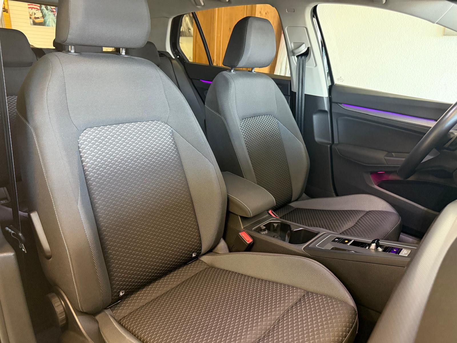 Fahrzeugabbildung Volkswagen Golf VIII Lim. Active/AHK/SCHECKHEFT/NAVI/KAMERA