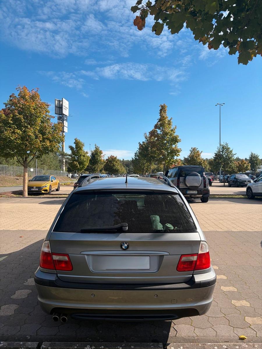 BMW 320 2004 — interior