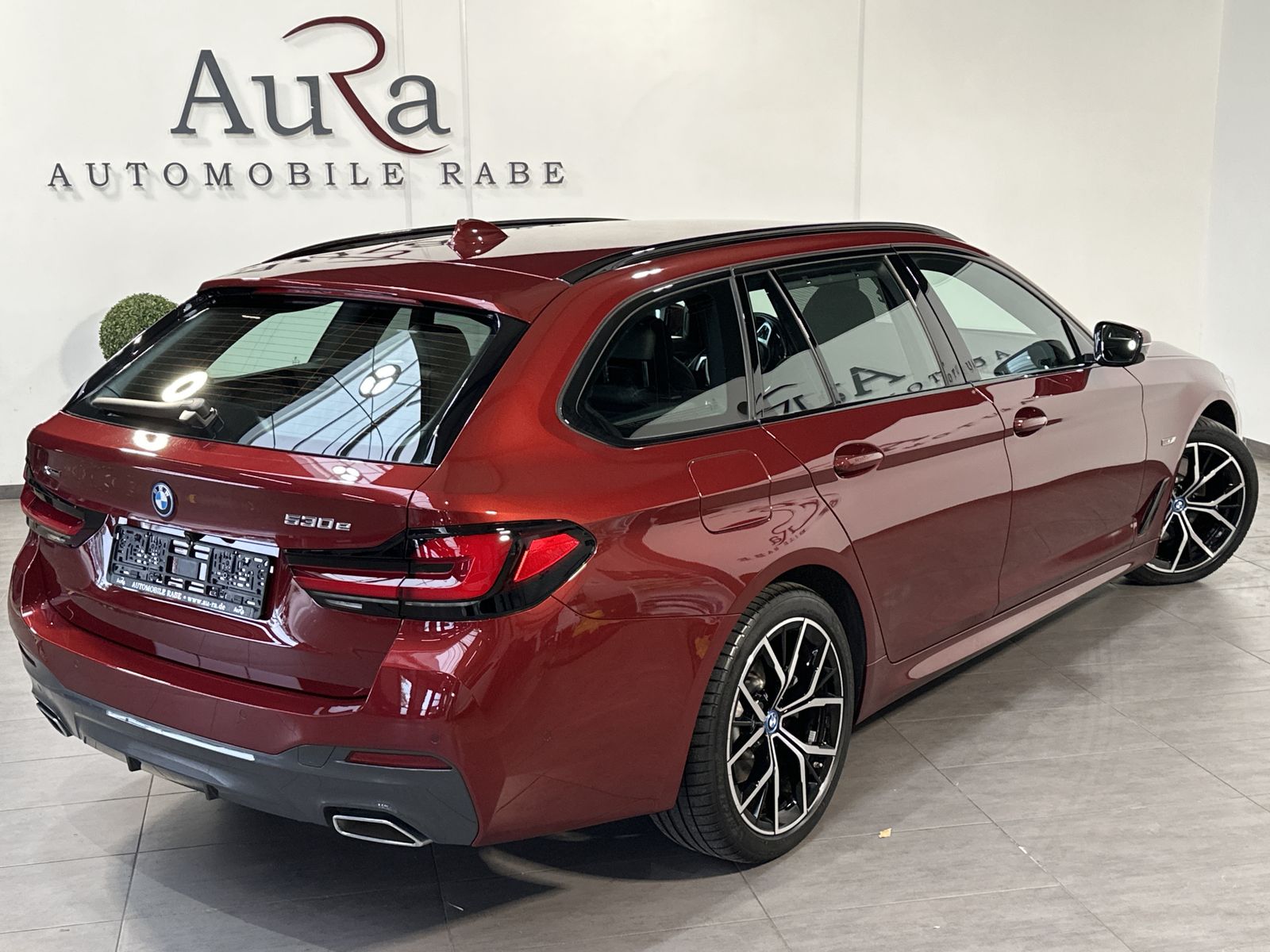 Fahrzeugabbildung BMW 530e Touring xDrive M-Sport NAV+LED+AHK+HEAD-UP