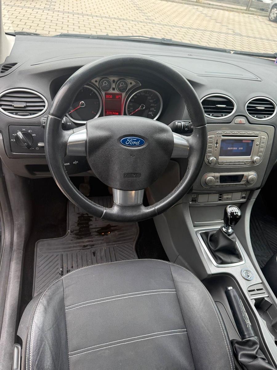 Ford Focus 2010 — photo 8