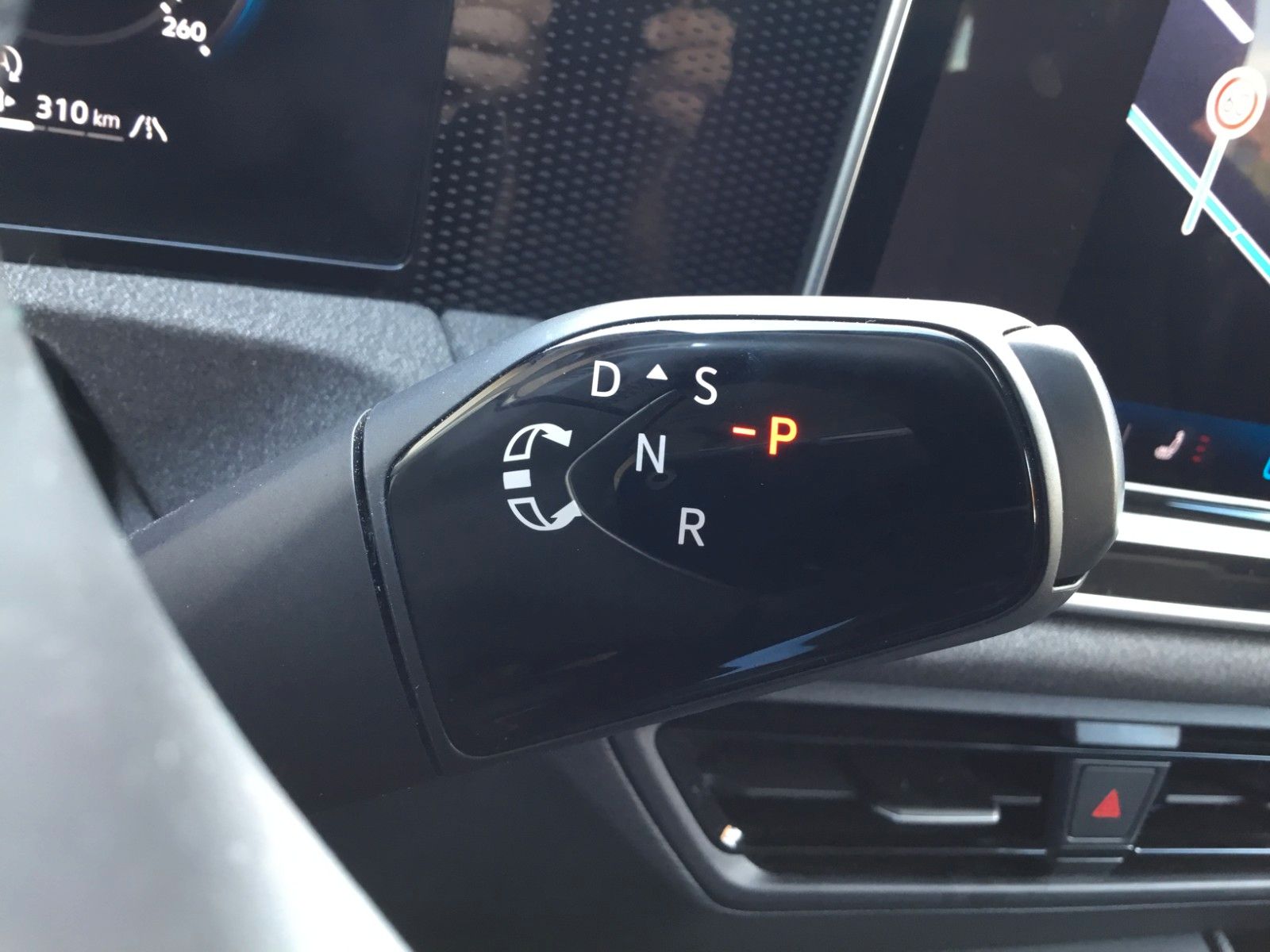 Fahrzeugabbildung Volkswagen Tiguan 1.5 eTSI DSG+AHK+LED+AppConnect+Sitzheizu