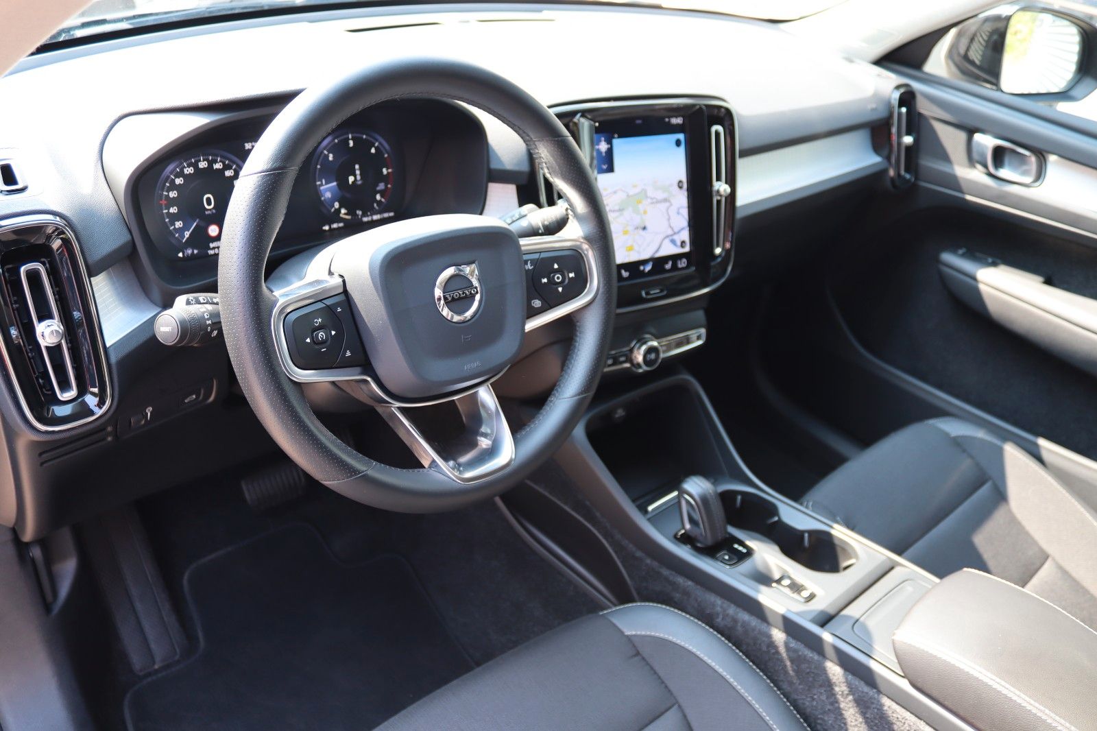 Fahrzeugabbildung Volvo XC40 D4 AWD VIRTUAL*SENSUS*NAVI*CAM*ACC*LED*AHK