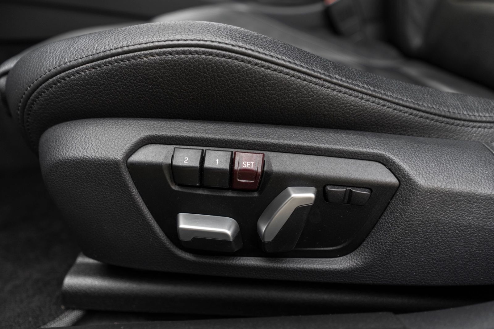 Fahrzeugabbildung BMW 330I M-Performance H&K LED CARPLAY KAM NAV ALC