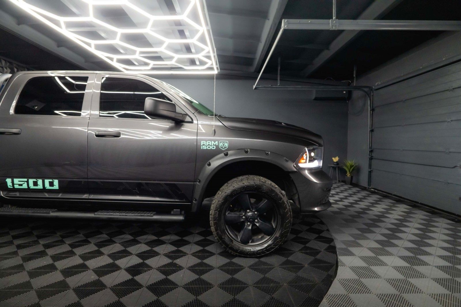 Fahrzeugabbildung Dodge RAM 5.7 V8 HEMI 4x4 OFFROAD Night-Paket *LED*
