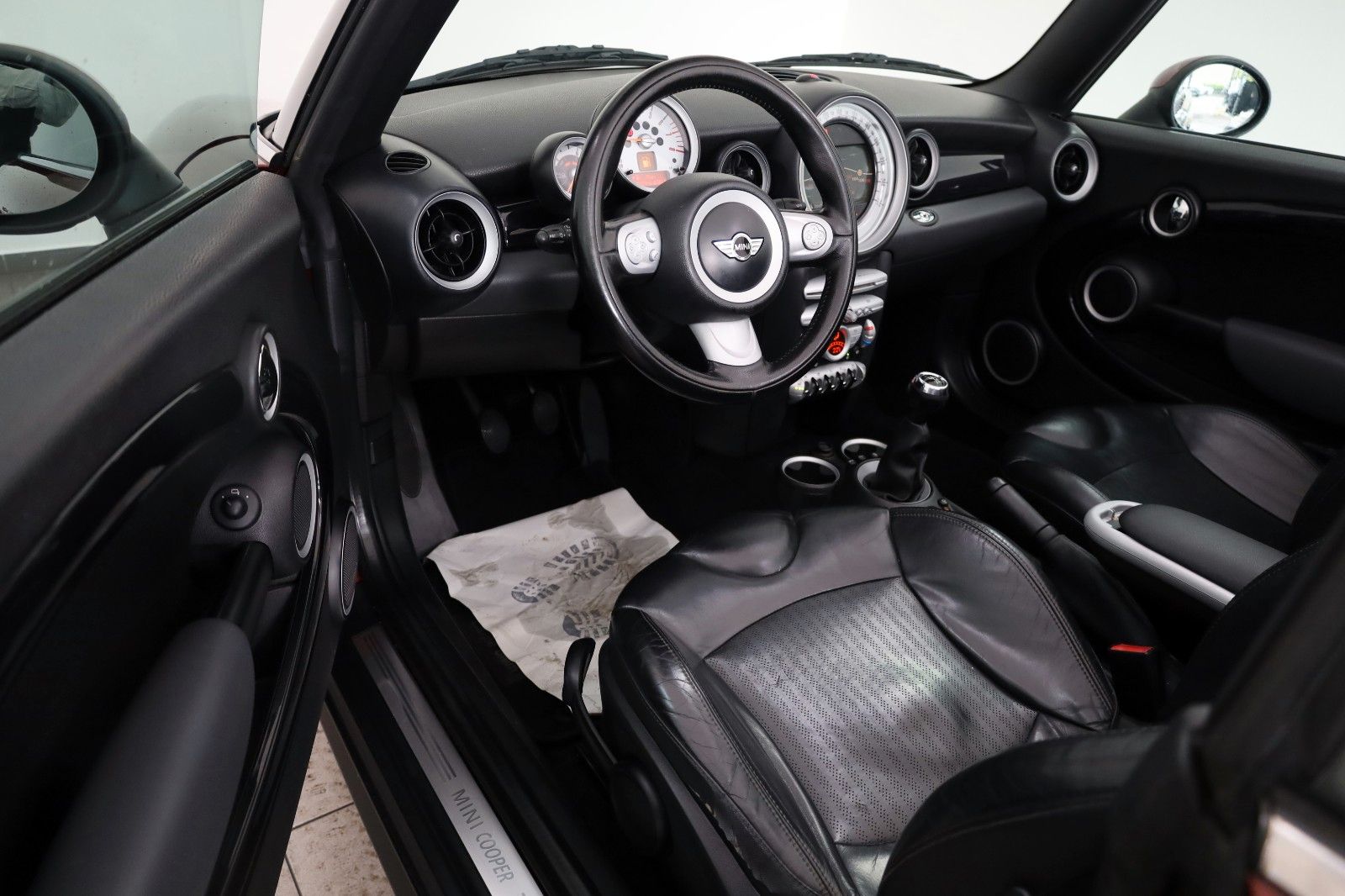 Fahrzeugabbildung MINI Cooper Cabrio Leder,Navi,Xenon,SH,PDC,SR+WR