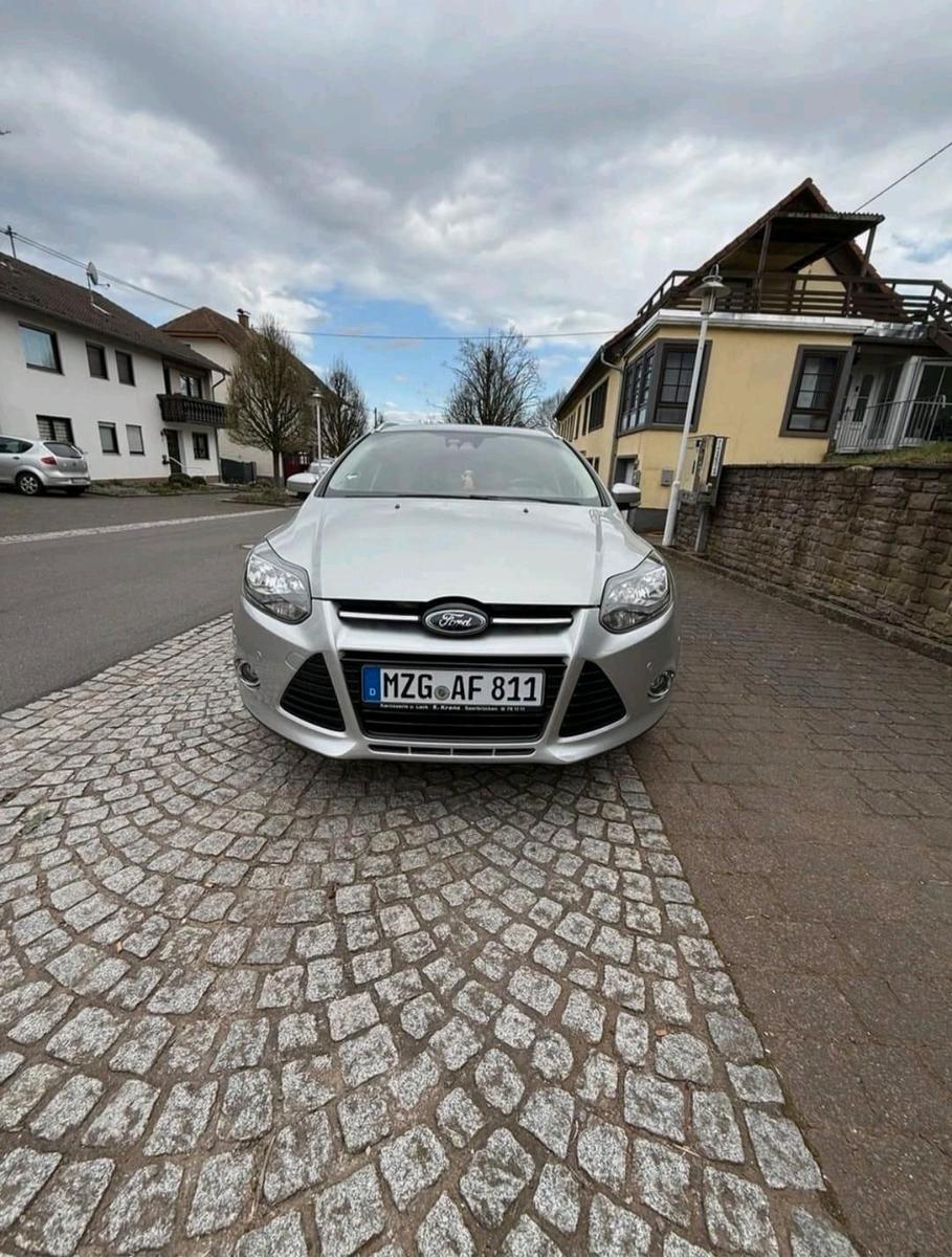 Ford Focus 2011 — салон