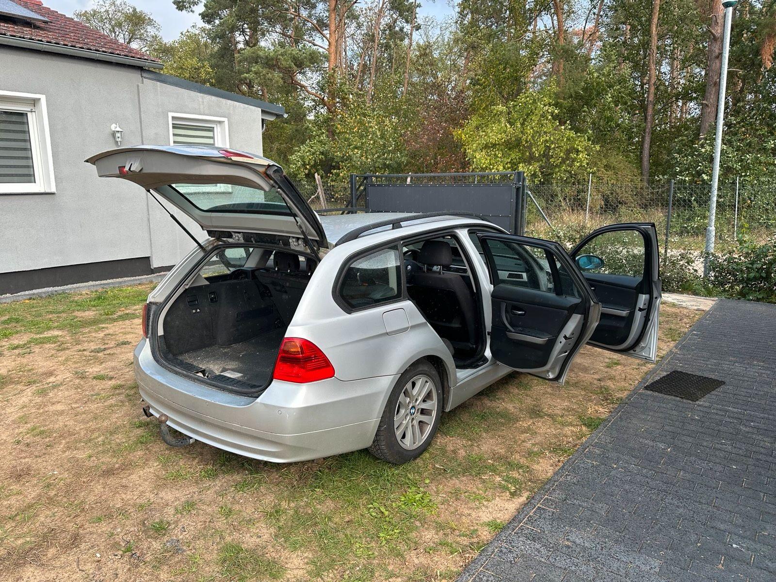 BMW 318 2006 — rear view
