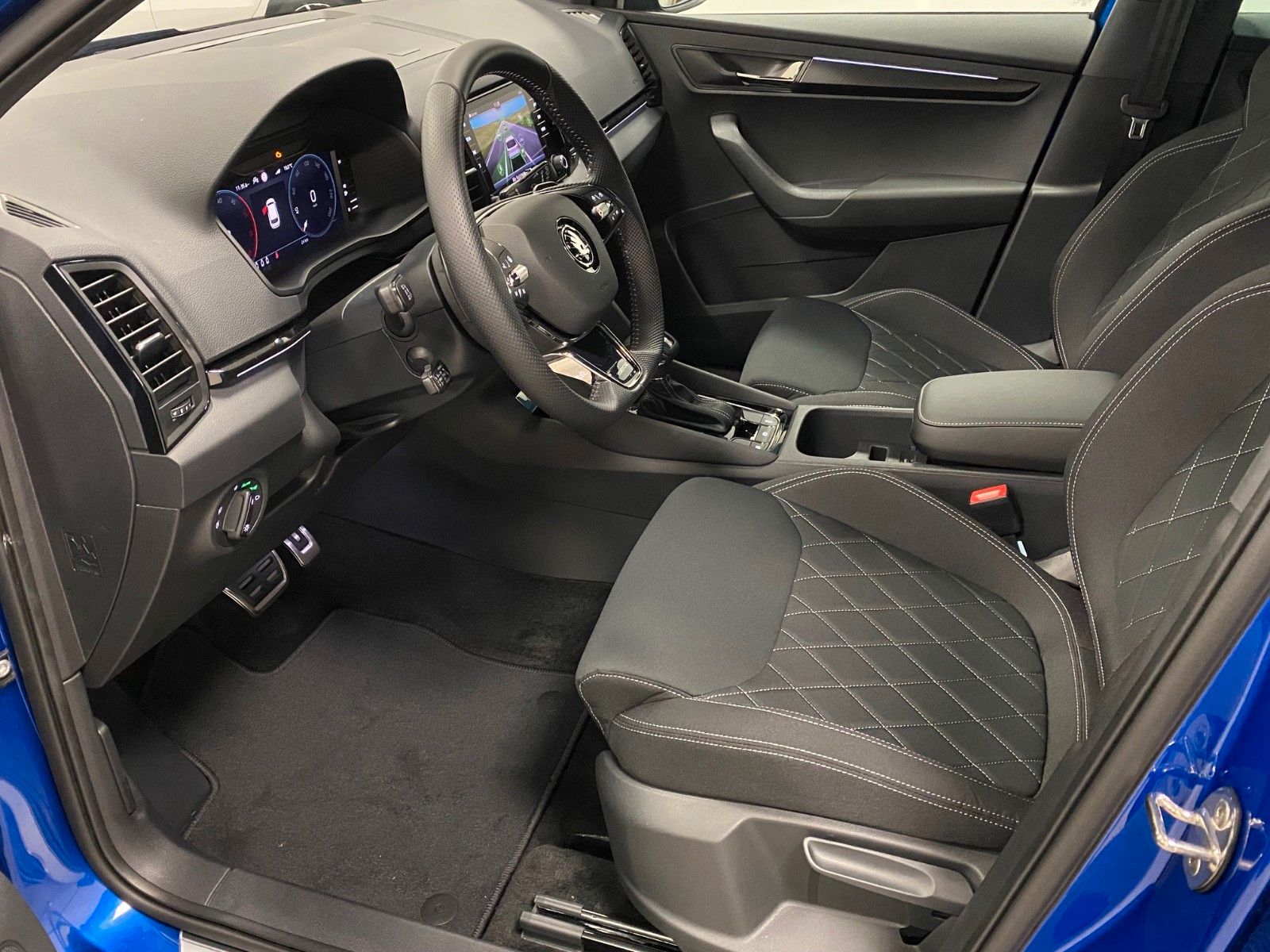 Fahrzeugabbildung SKODA Karoq 2.0l TDI DSG 4x4 SPORTLINE+AHK-SCHWENKBAR