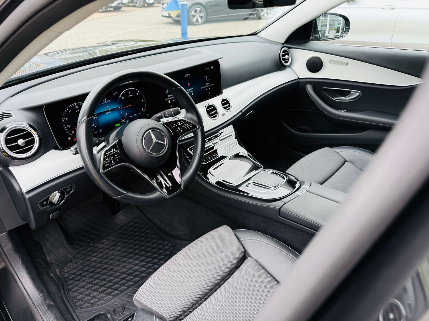 Fahrzeugabbildung Mercedes-Benz E 220 T d AVANTGARDE, MBUX Premium, RFK, Totw, L